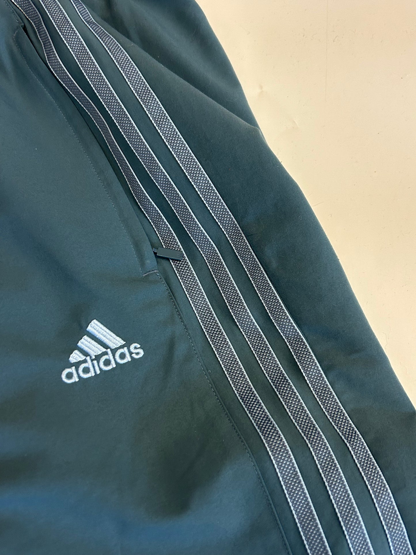 Vintage Adidas baggy track pants (M)