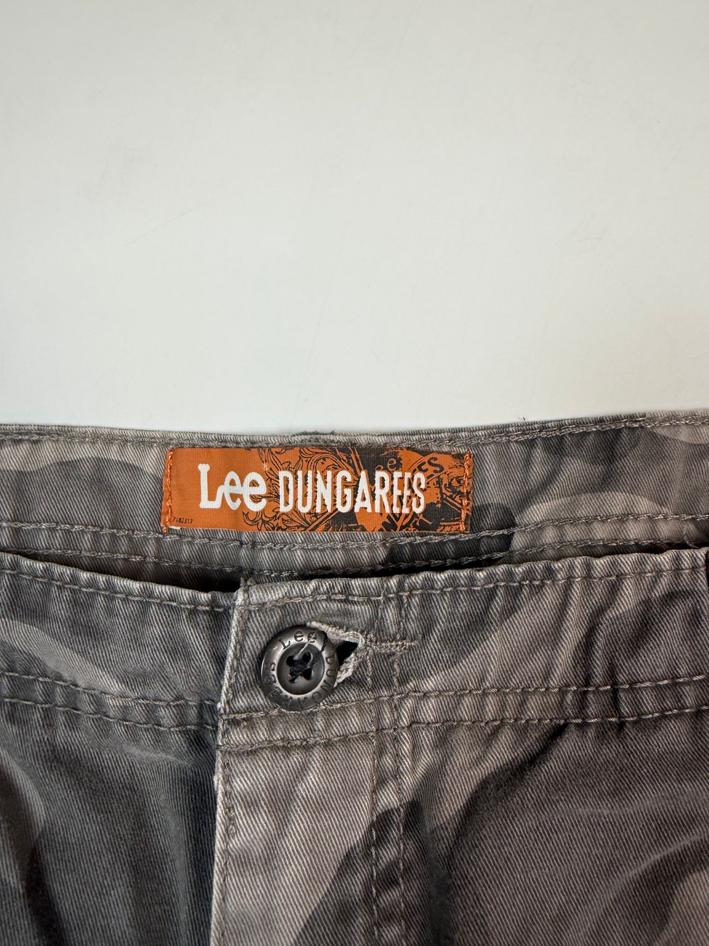 Vintage Lee dungarees baggy camouflage cargo shorts (W36)