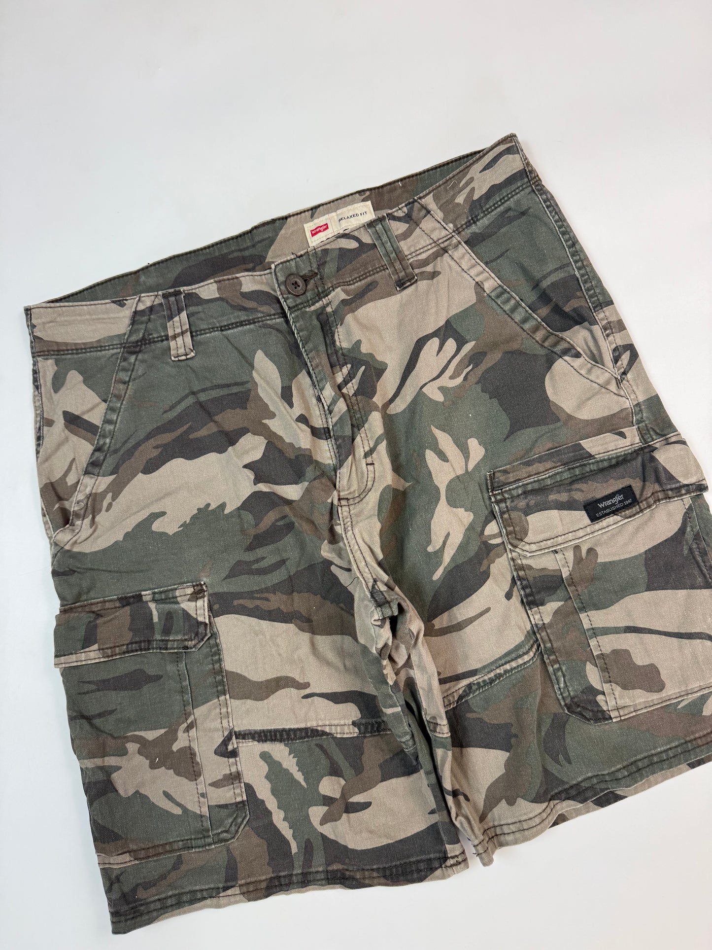 Wrangler baggy camouflage cargo shorts (W33)