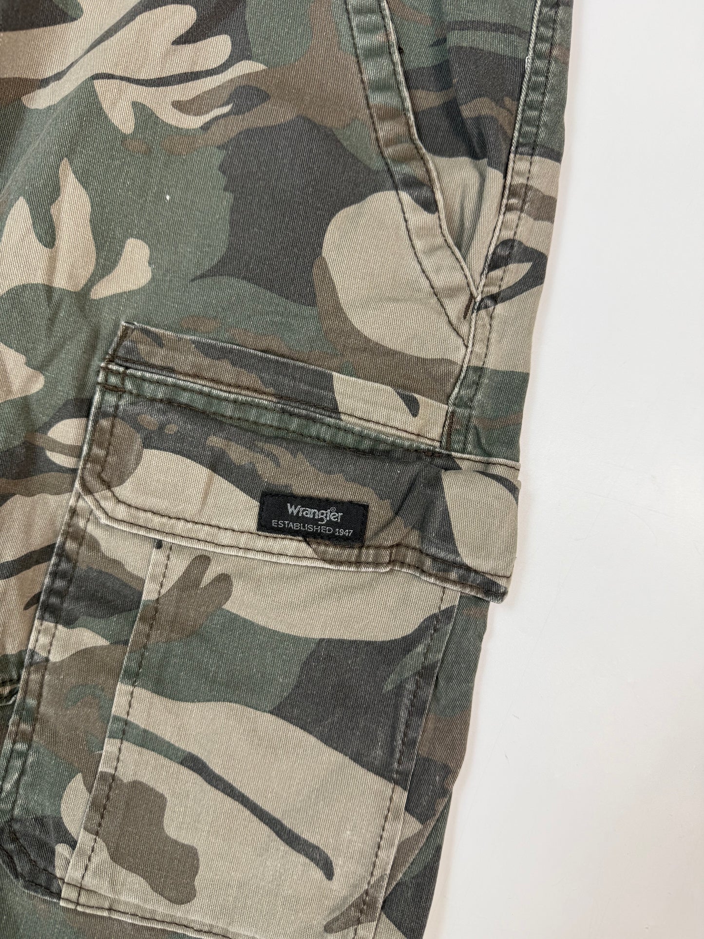 Wrangler baggy camouflage cargo shorts (W33)