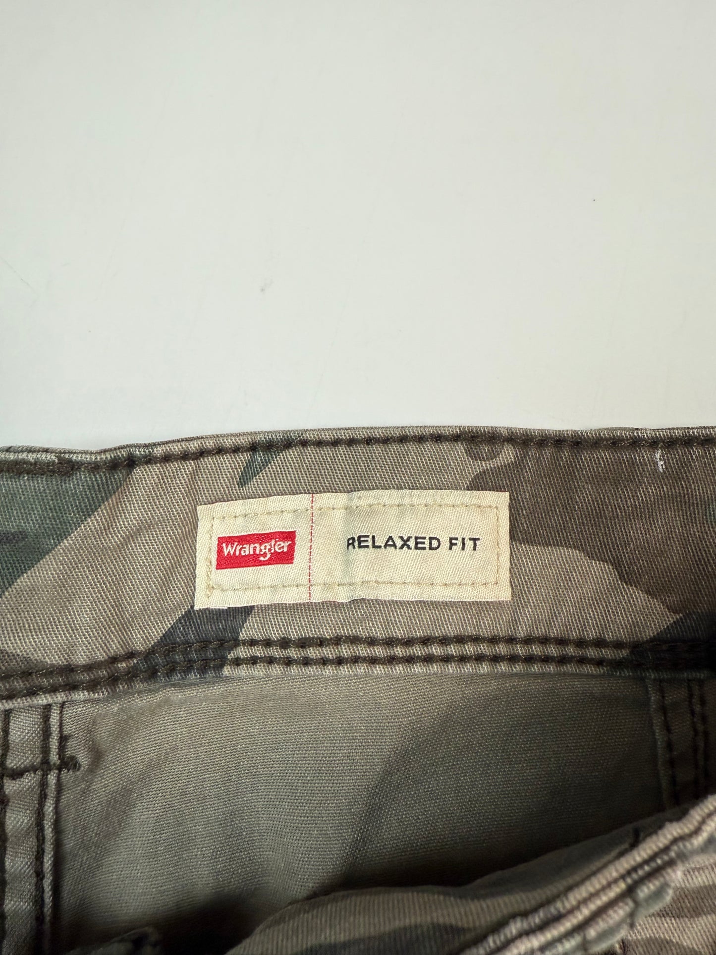 Wrangler baggy camouflage cargo shorts (W33)