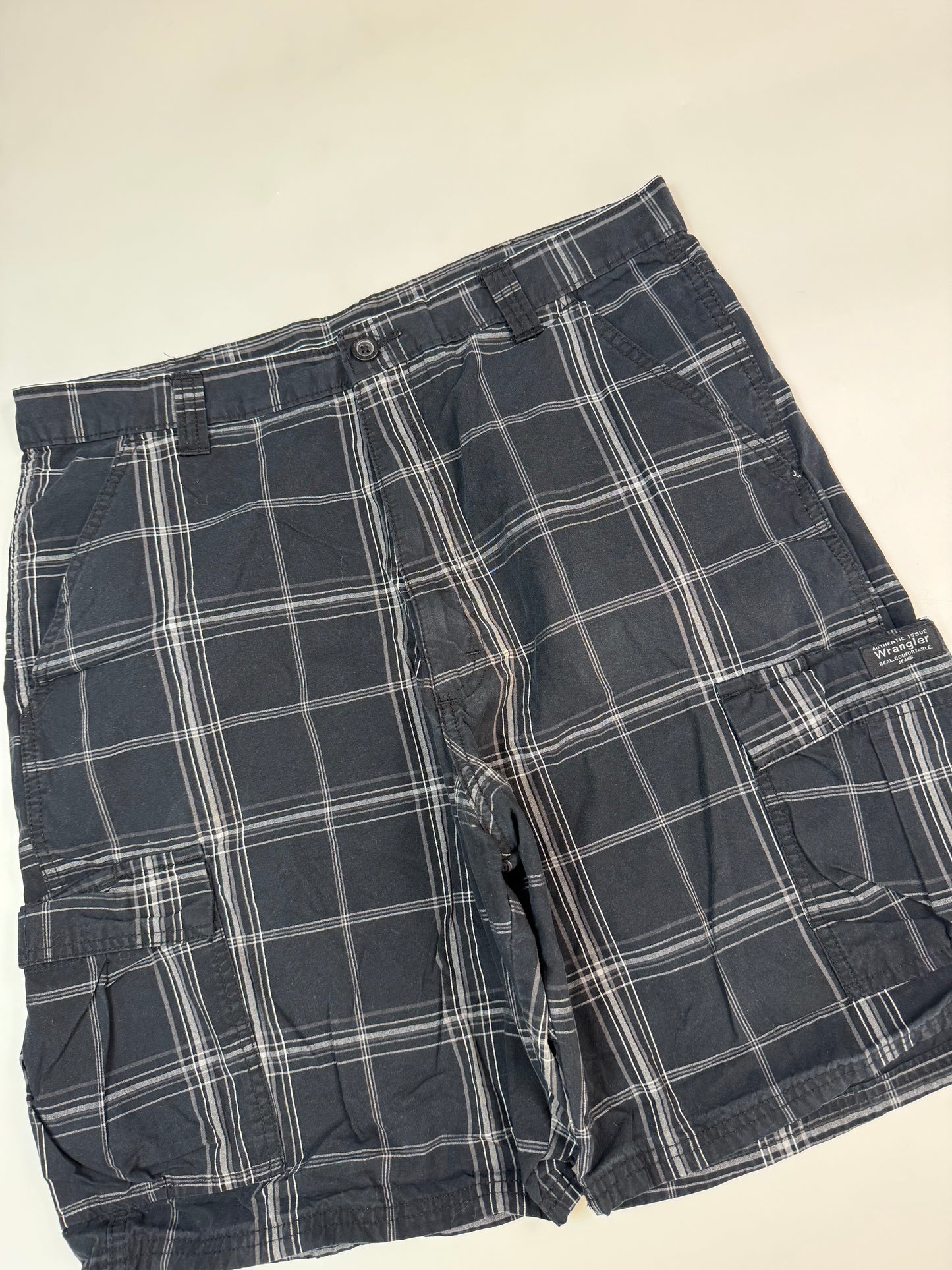 Vintage Wrangler baggy checkered cargo shorts (W36)