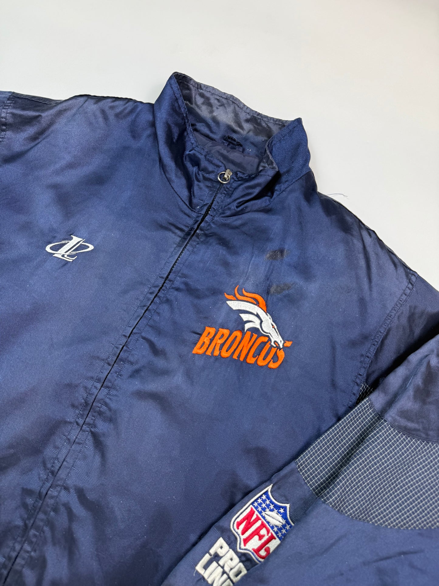 Vintage 90s Denver Broncos Logo athletic pro line NFL jacket (M)