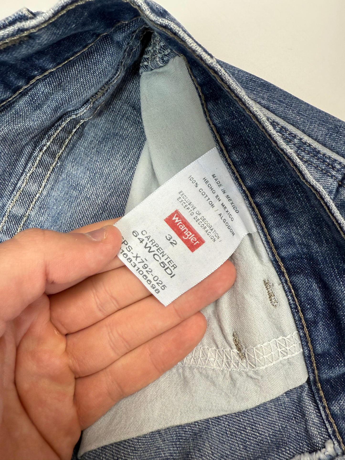 Wrangler baggy carpenter jorts (W32)