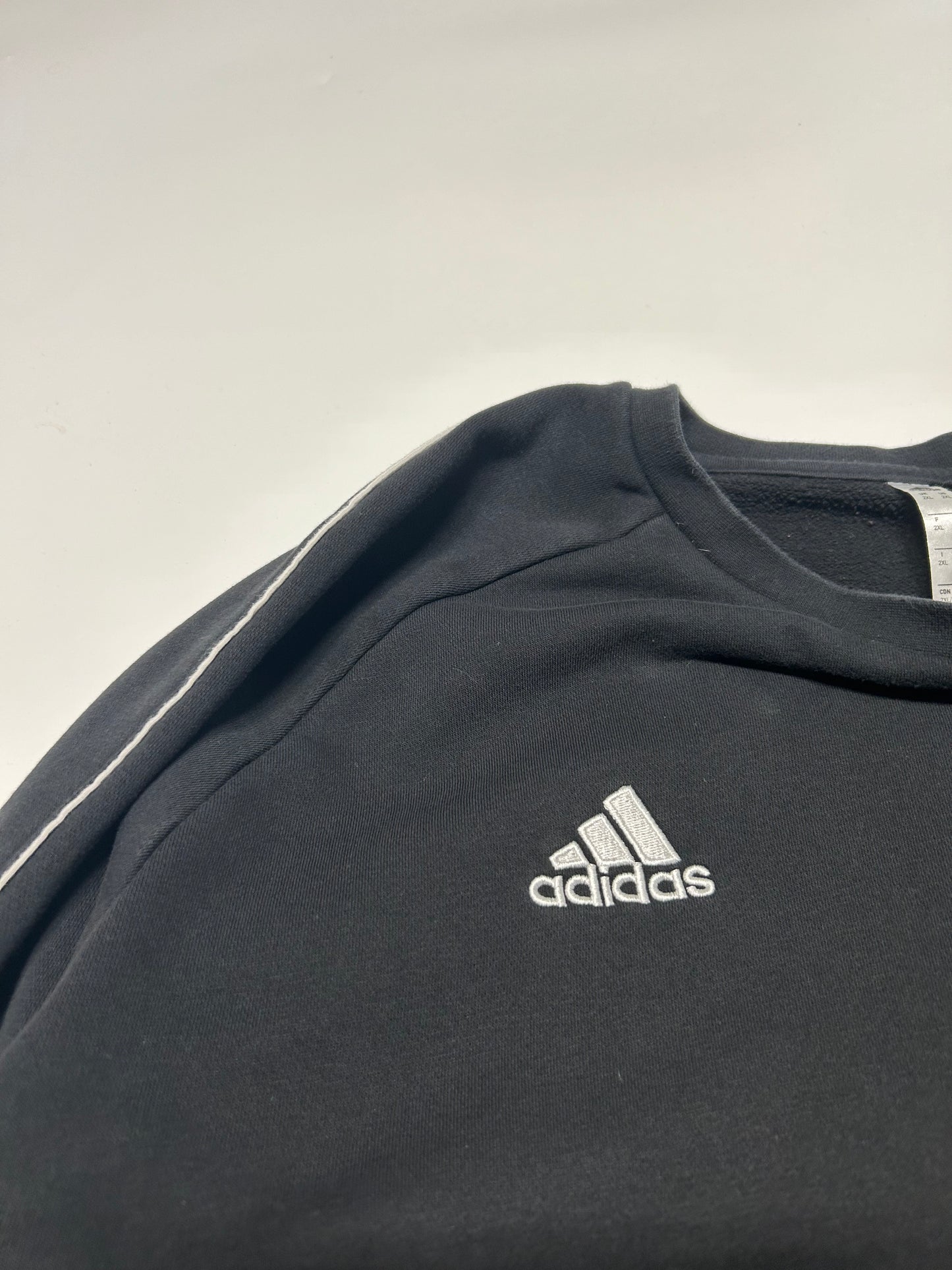 Adidas small logo sweatshirt (XXL)