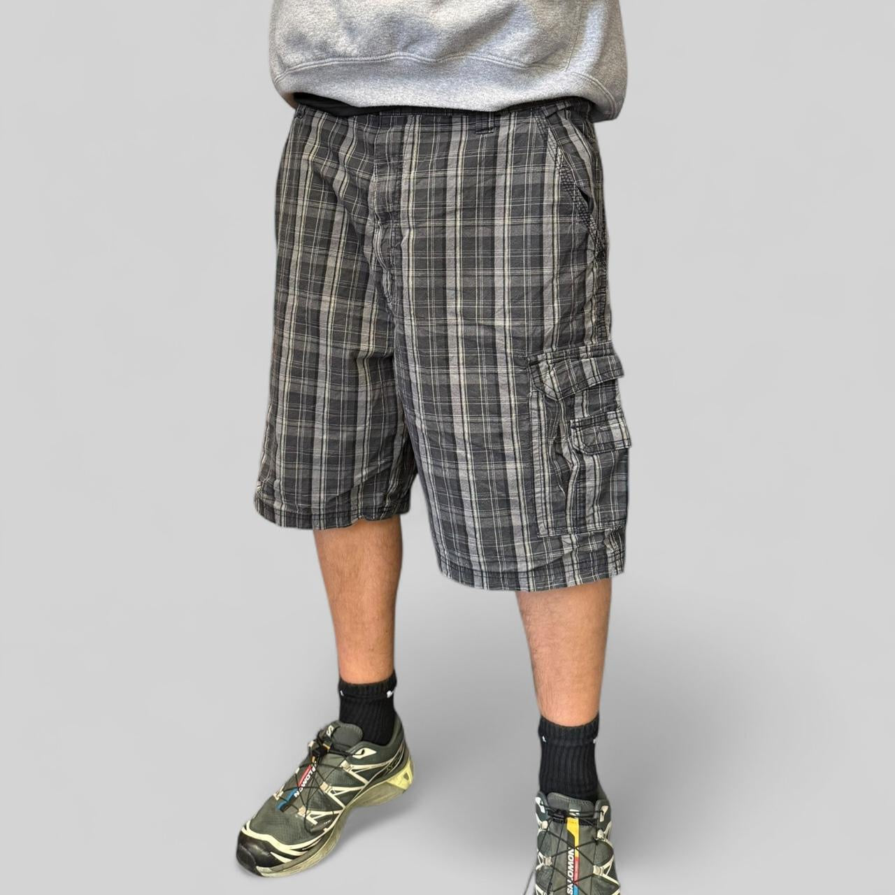 Vintage Wrangler hero baggy checkered cargo shorts (W38)