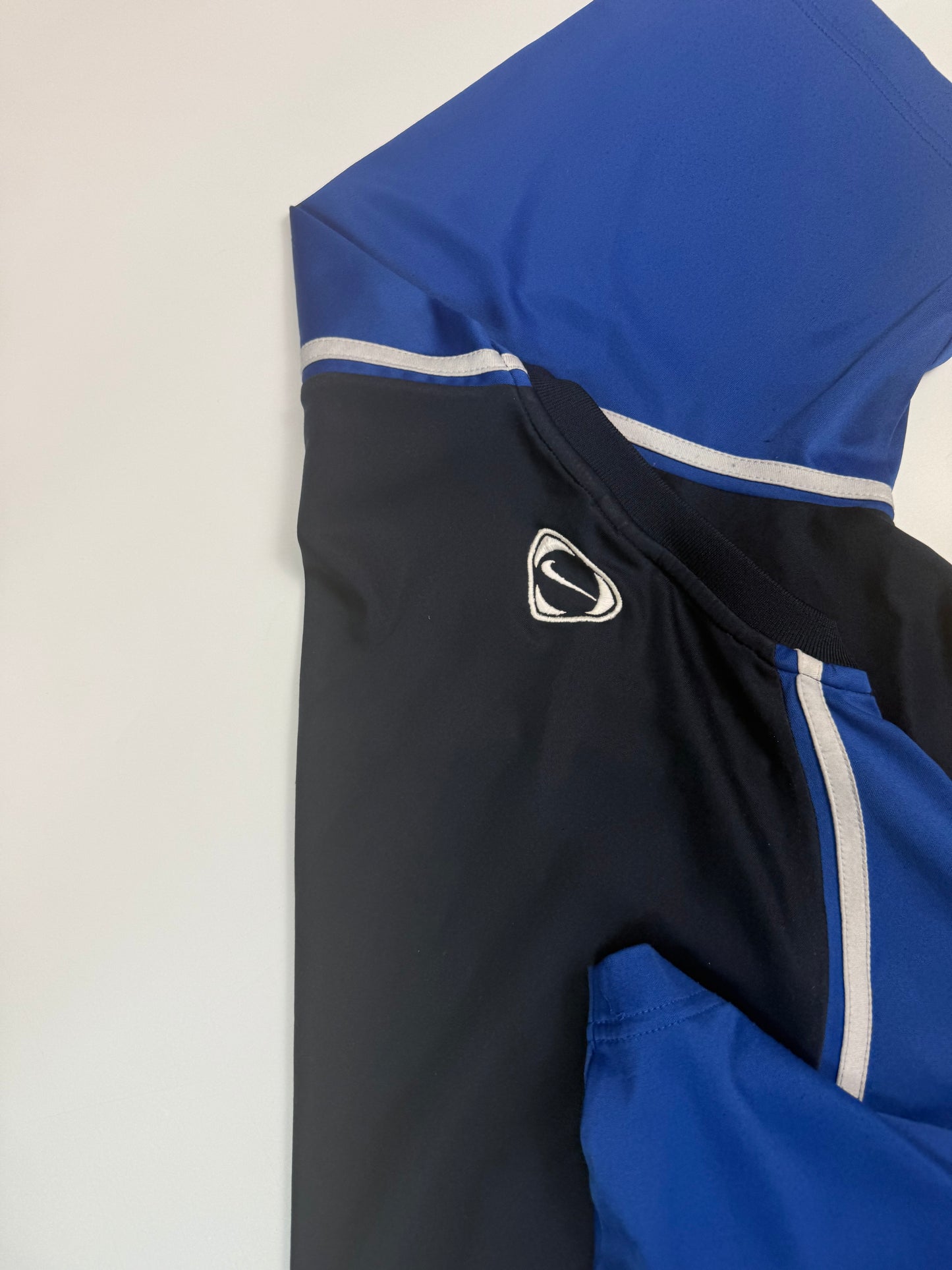 Vintage Nike shield football centre logo tee (M)