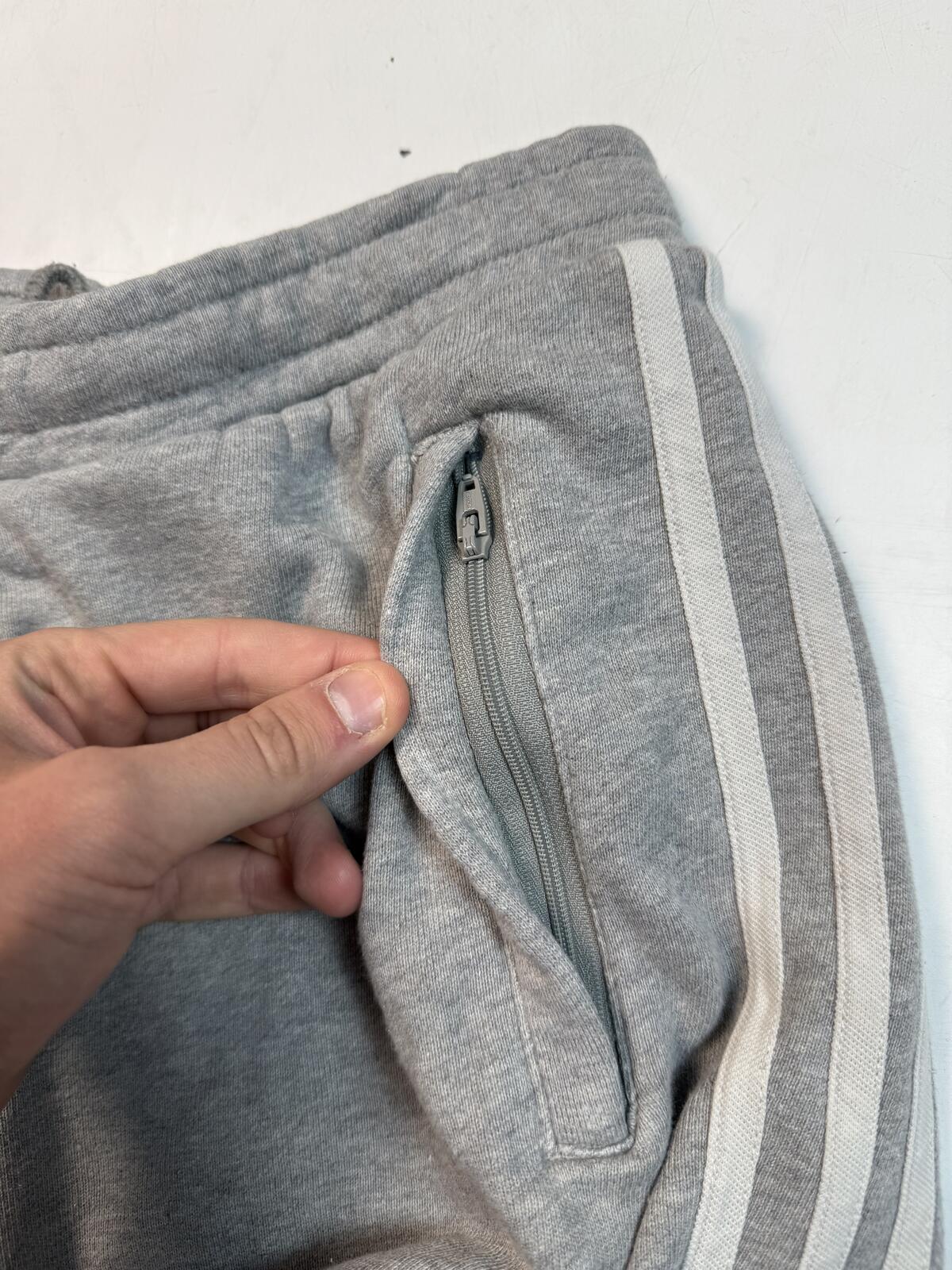 Vintage adidas originals baggy sweat shorts (M)