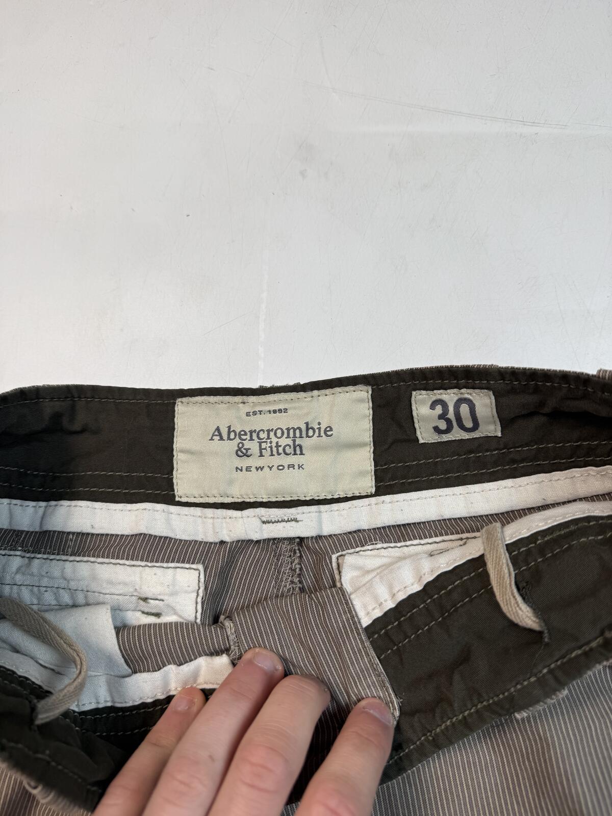 Abercrombie & Fitch pinstripe baggy cargo shorts (W30)