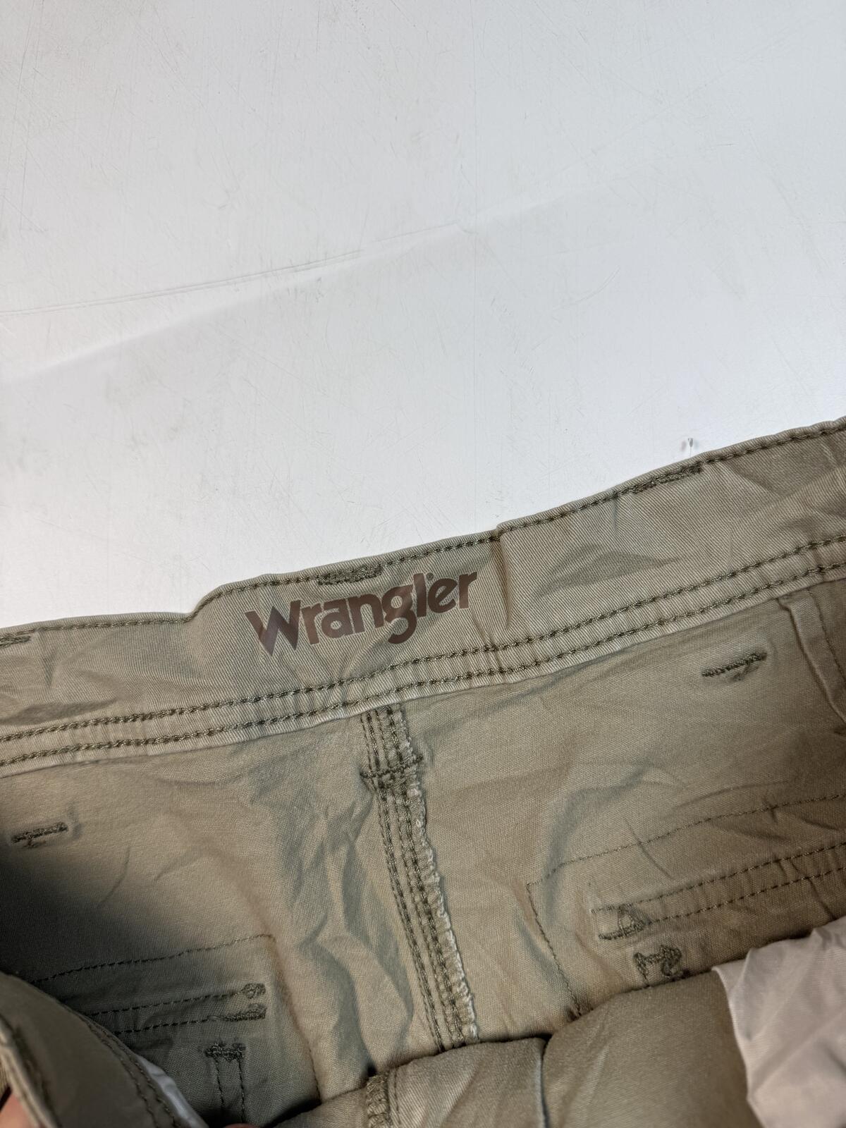 Wrangler baggy cargo shorts (W36)