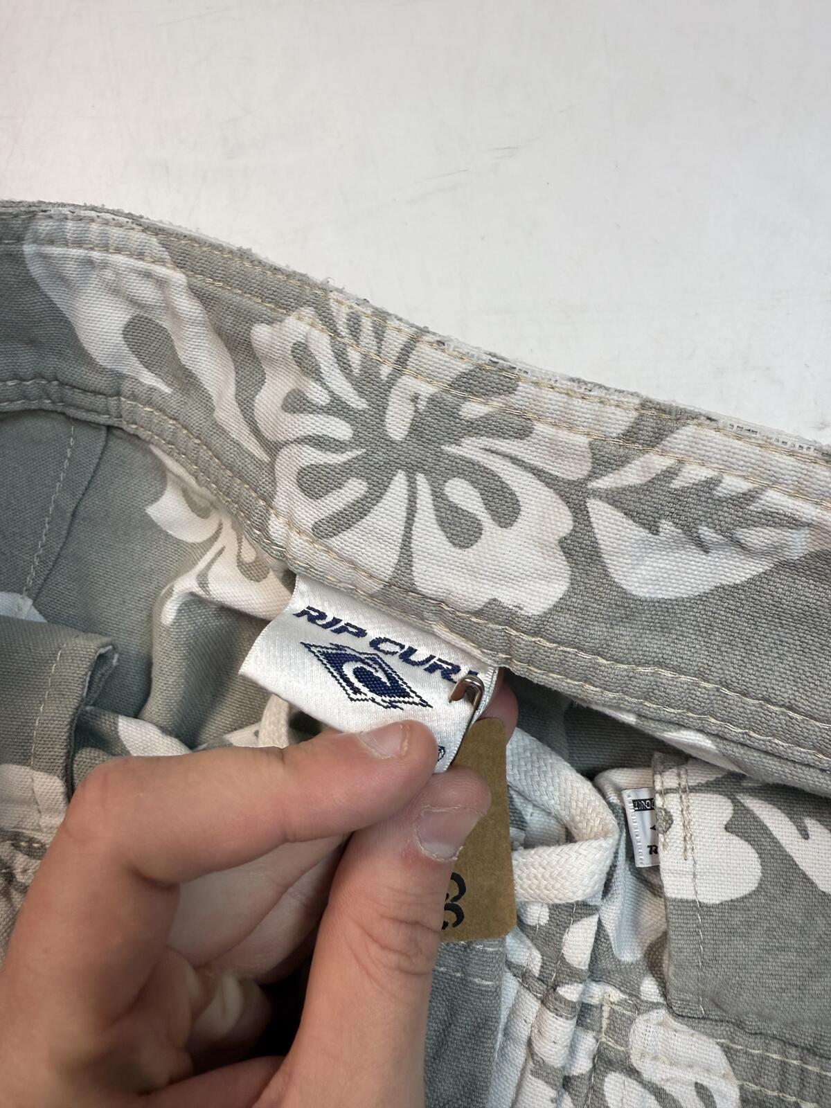 Vintage Y2K Ripcurl baggy floral shorts (W32)