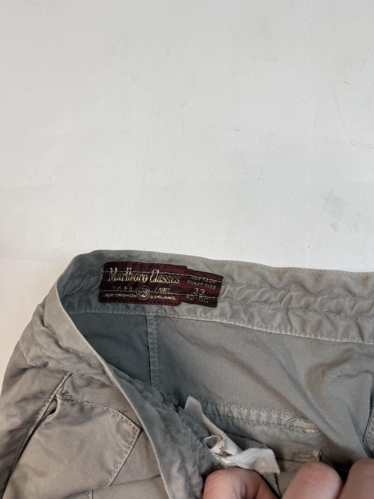 Vintage 90s Marlboro classics baggy cargo shorts (W33)