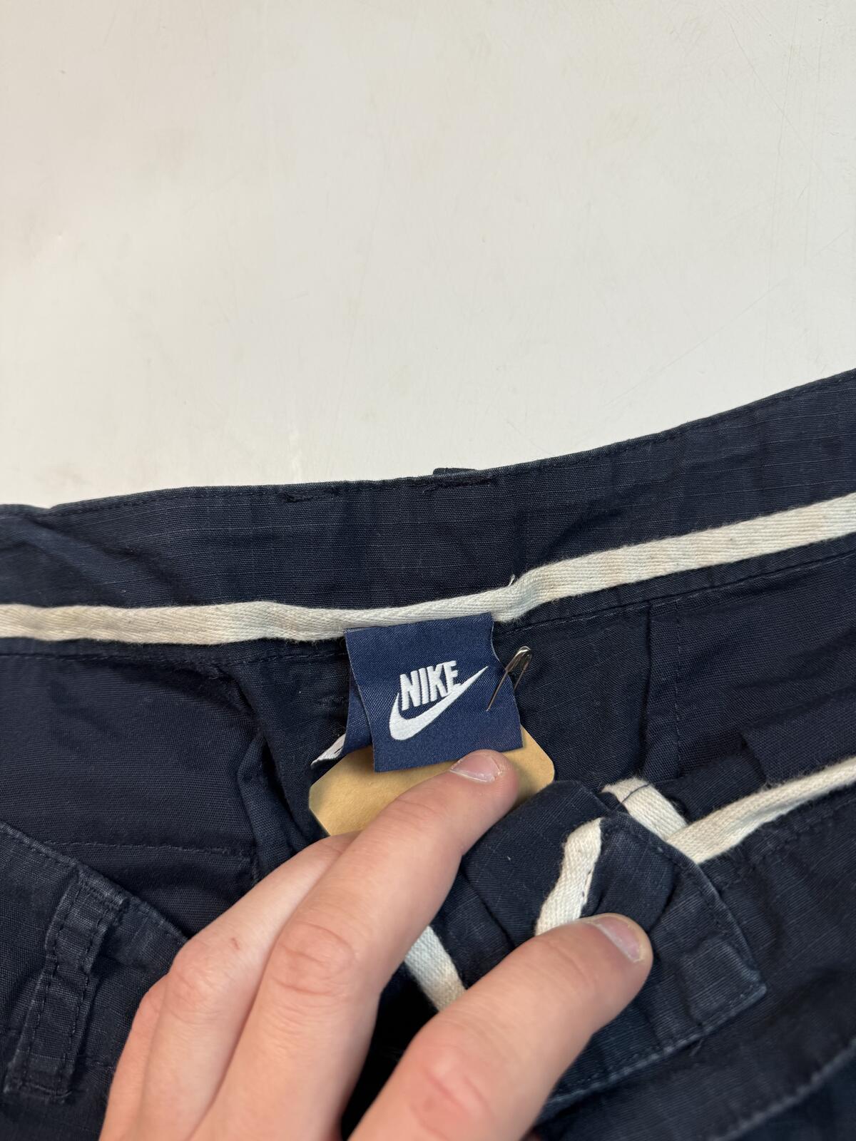 Vintage Nike baggy cargo shorts (W36)