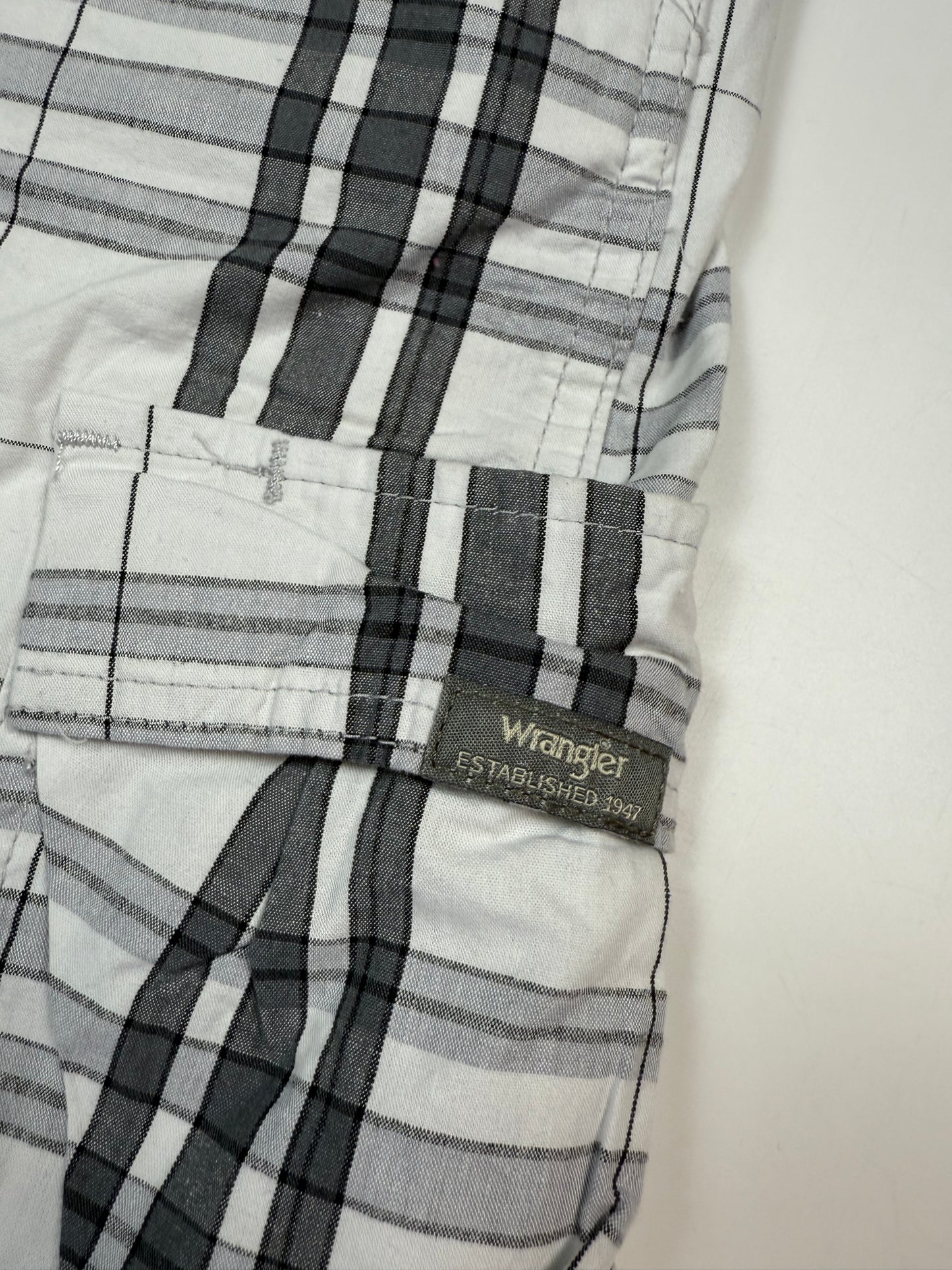 Wrangler baggy checkered cargo shorts (W36)