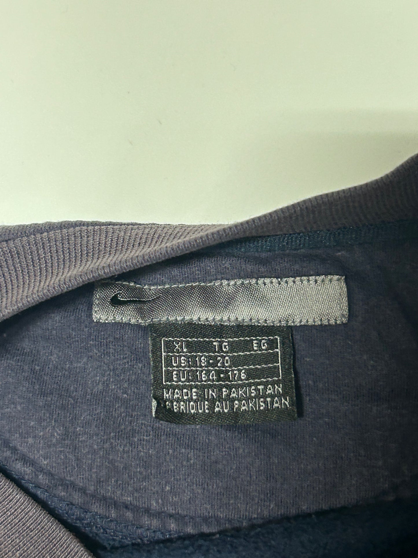 Vintage Nike mini swoosh sweatshirt (M)