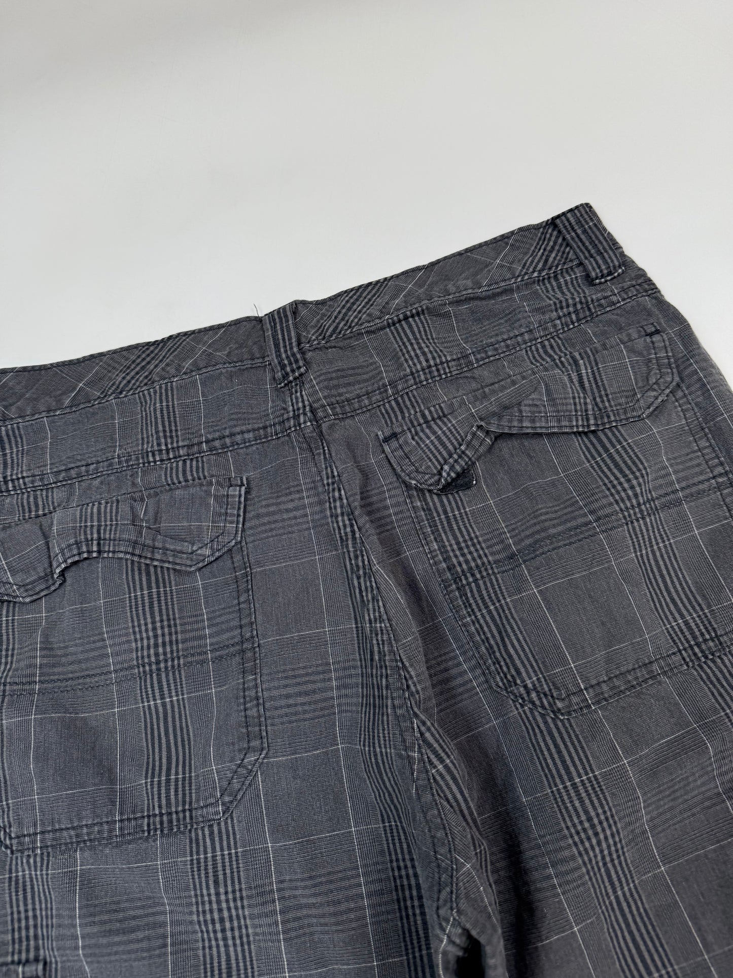 Wrangler baggy checkered cargo shorts (W32)