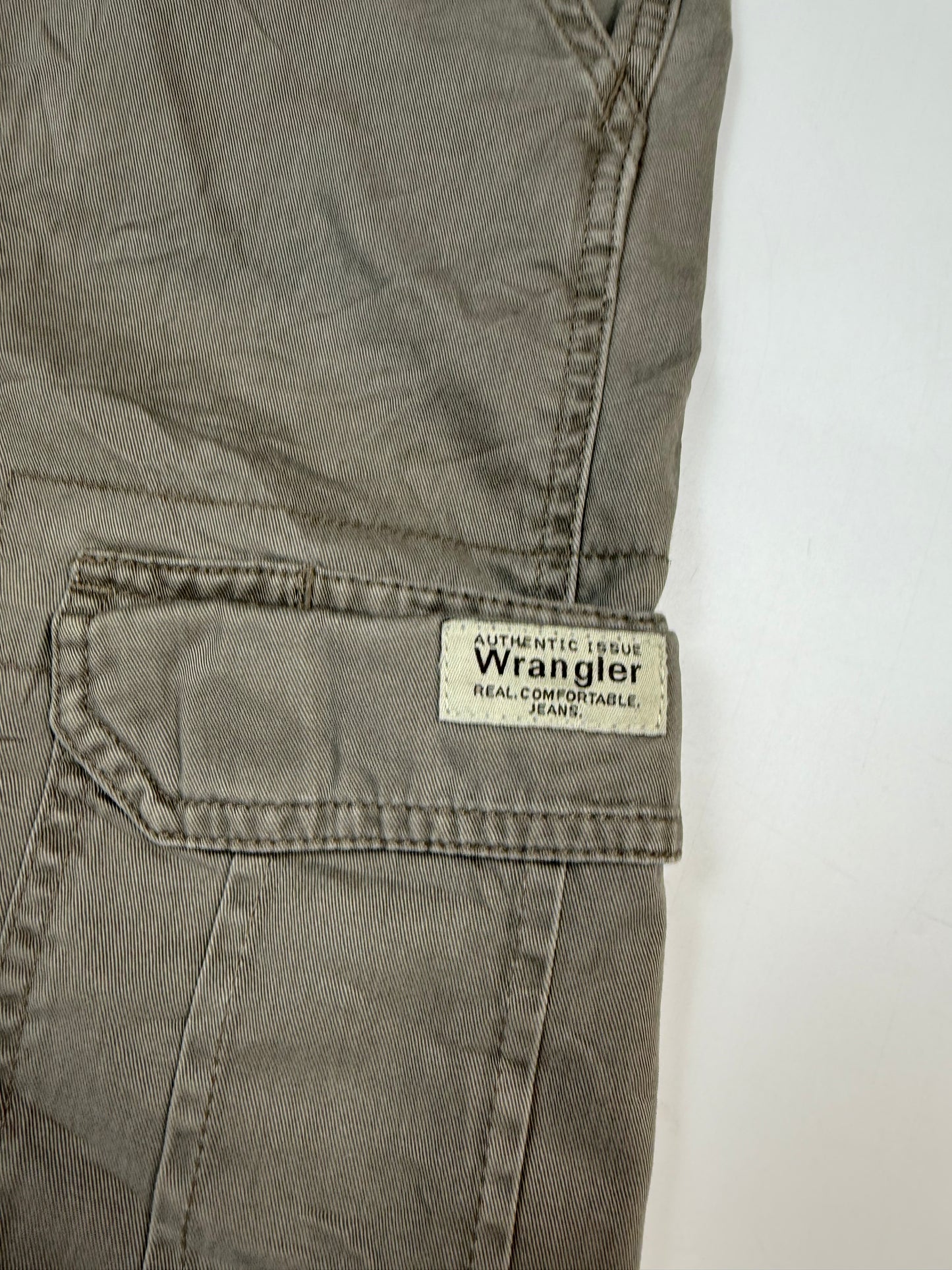 Wrangler baggy cargo shorts (W36)