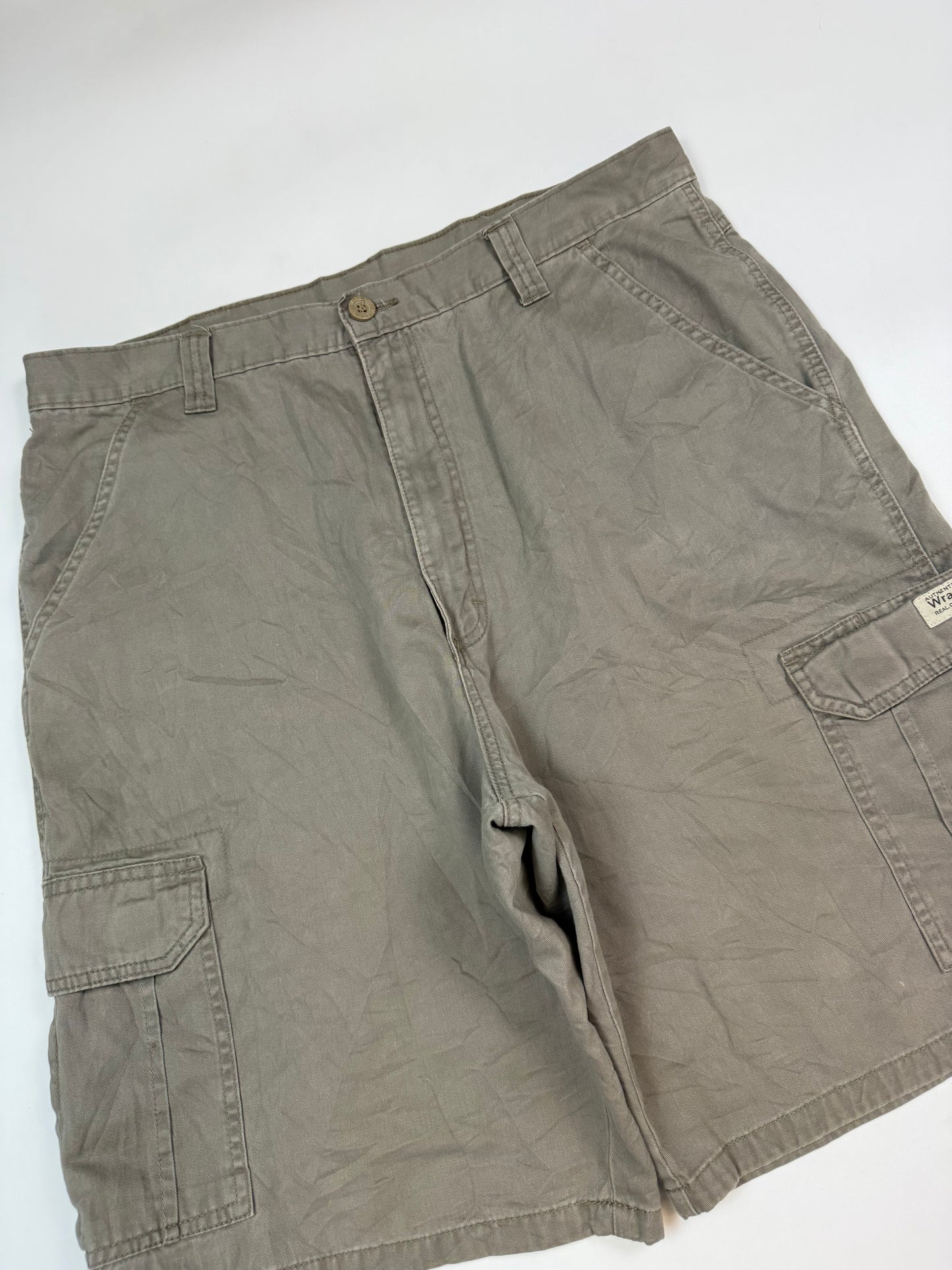 Wrangler baggy cargo shorts (W36)