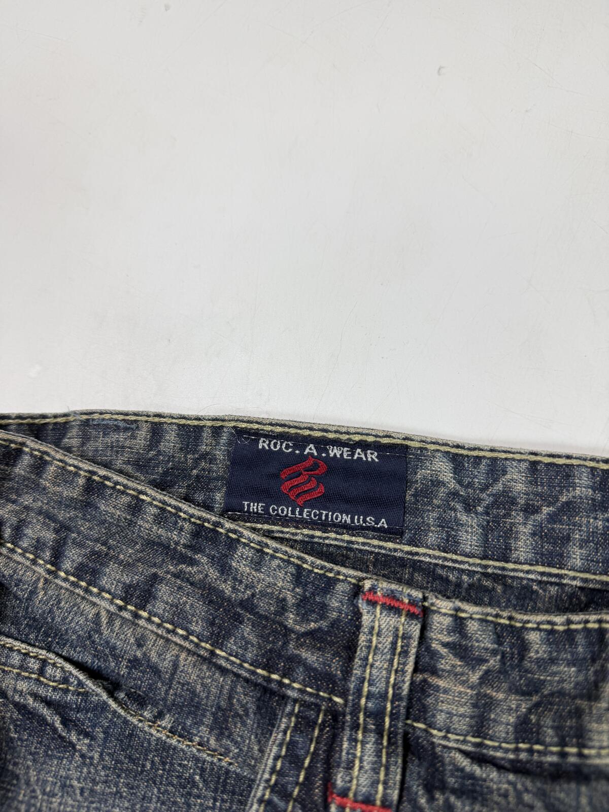 Vintage Y2K Rocawear baggy hip hop jean shorts (W36)