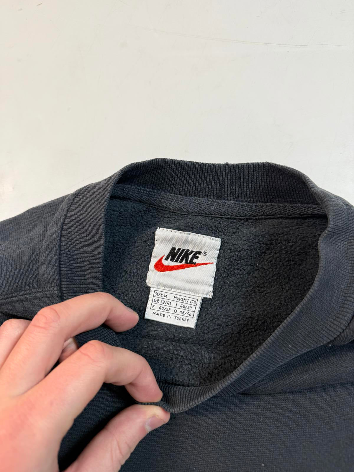 Vintage 90s Nike mini swoosh sweatshirt (M)