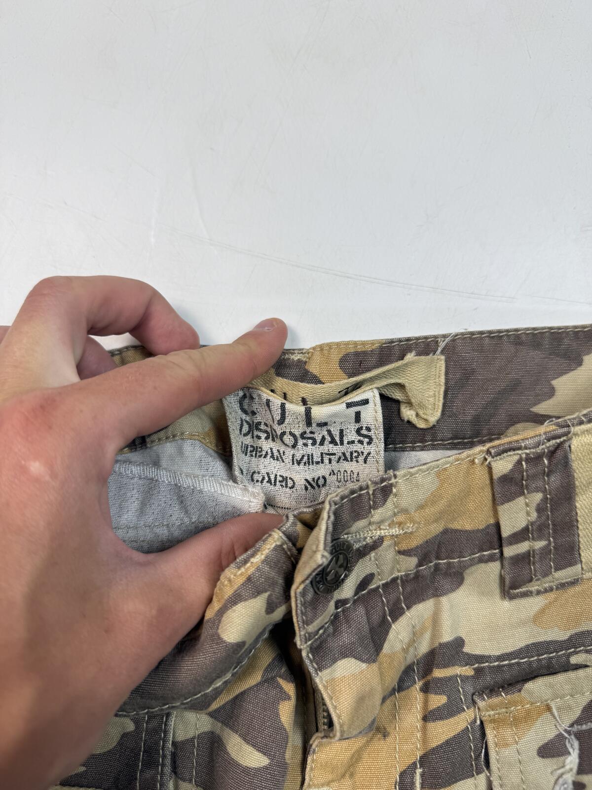 Vintage Y2K Japanese baggy camouflage hip hop cargo shorts (W30)