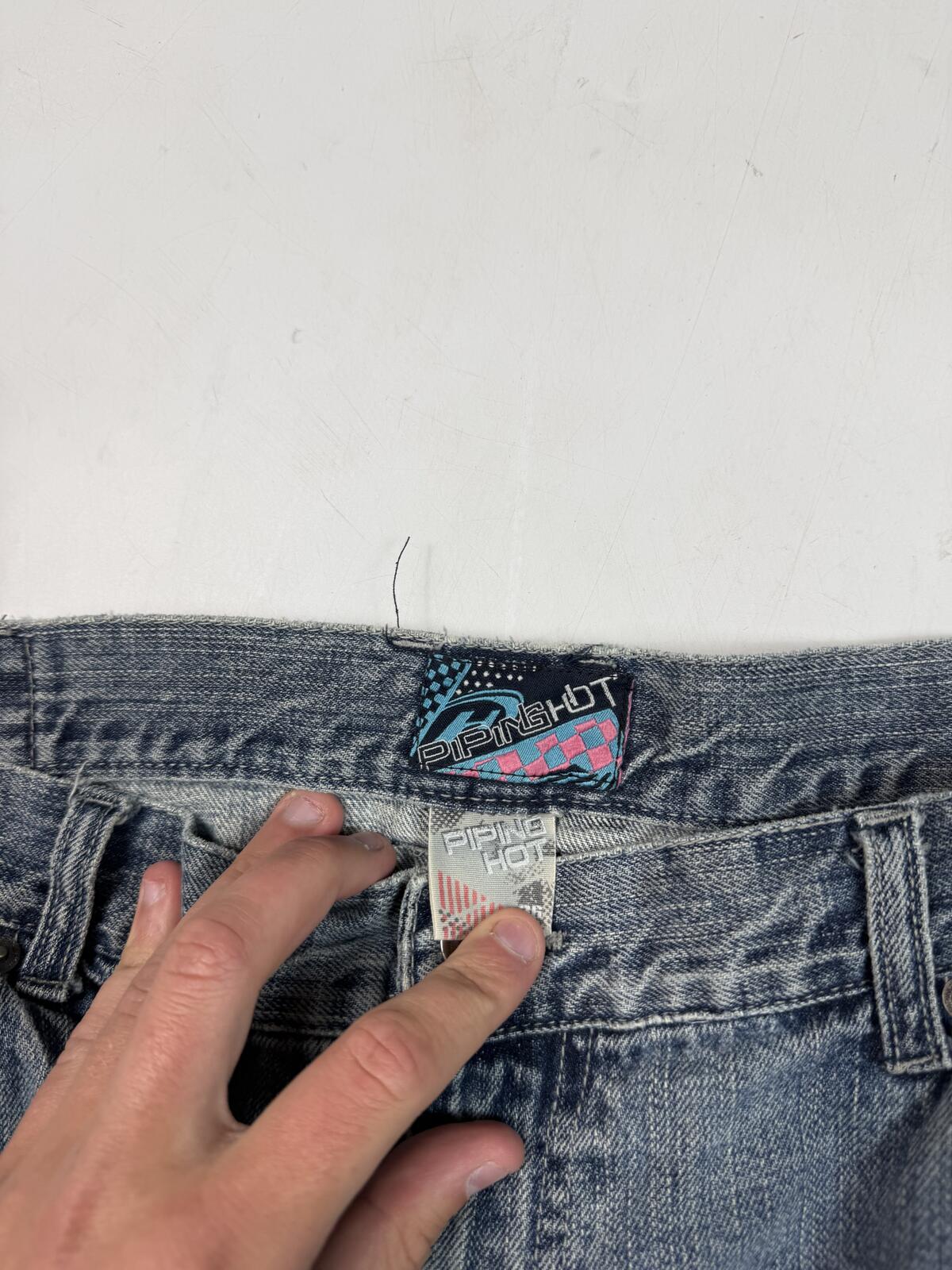 Vintage Y2K Piping hot baggy hip hop jorts (W36)