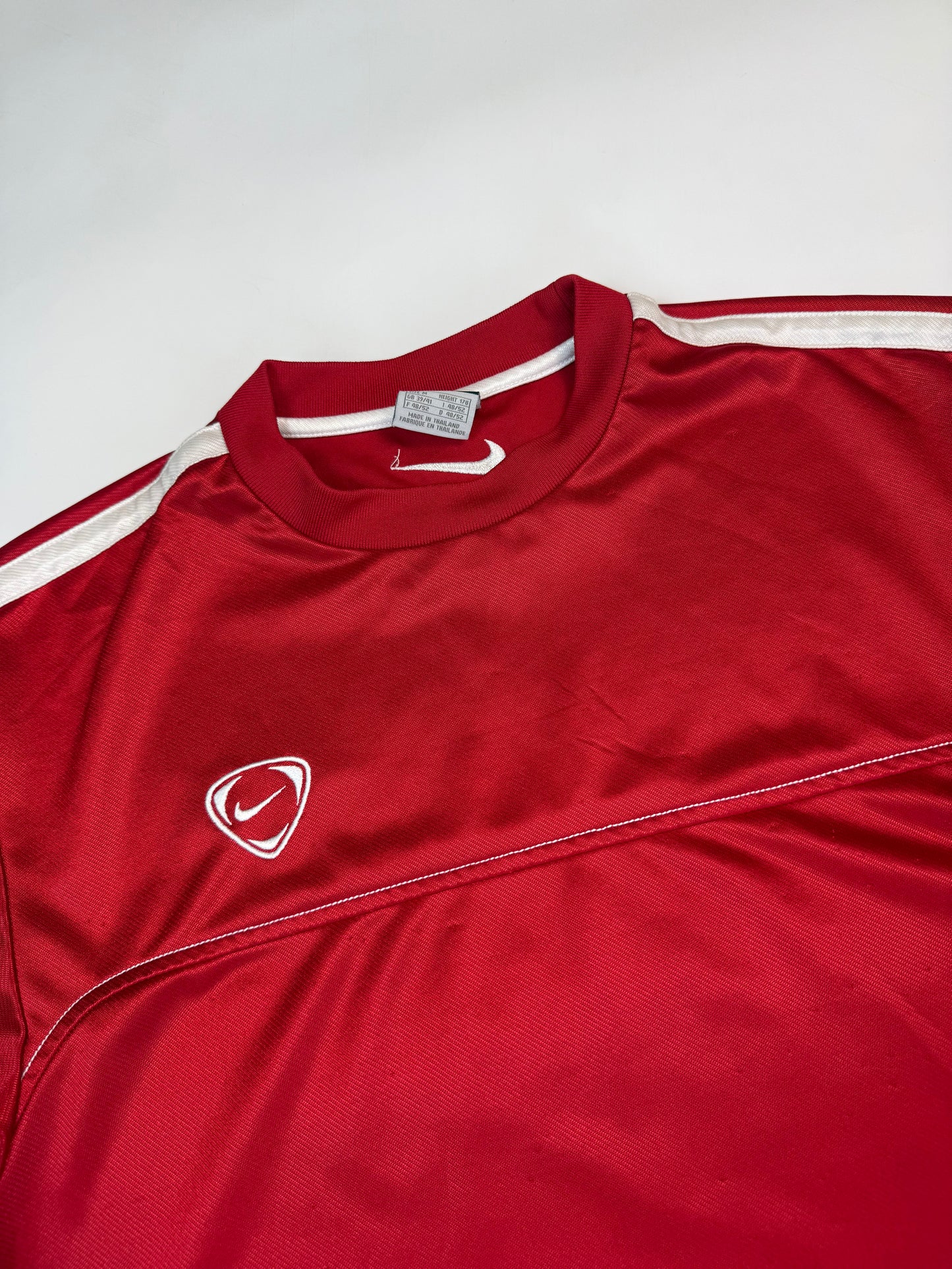 Vintage Nike shield football tee (M)