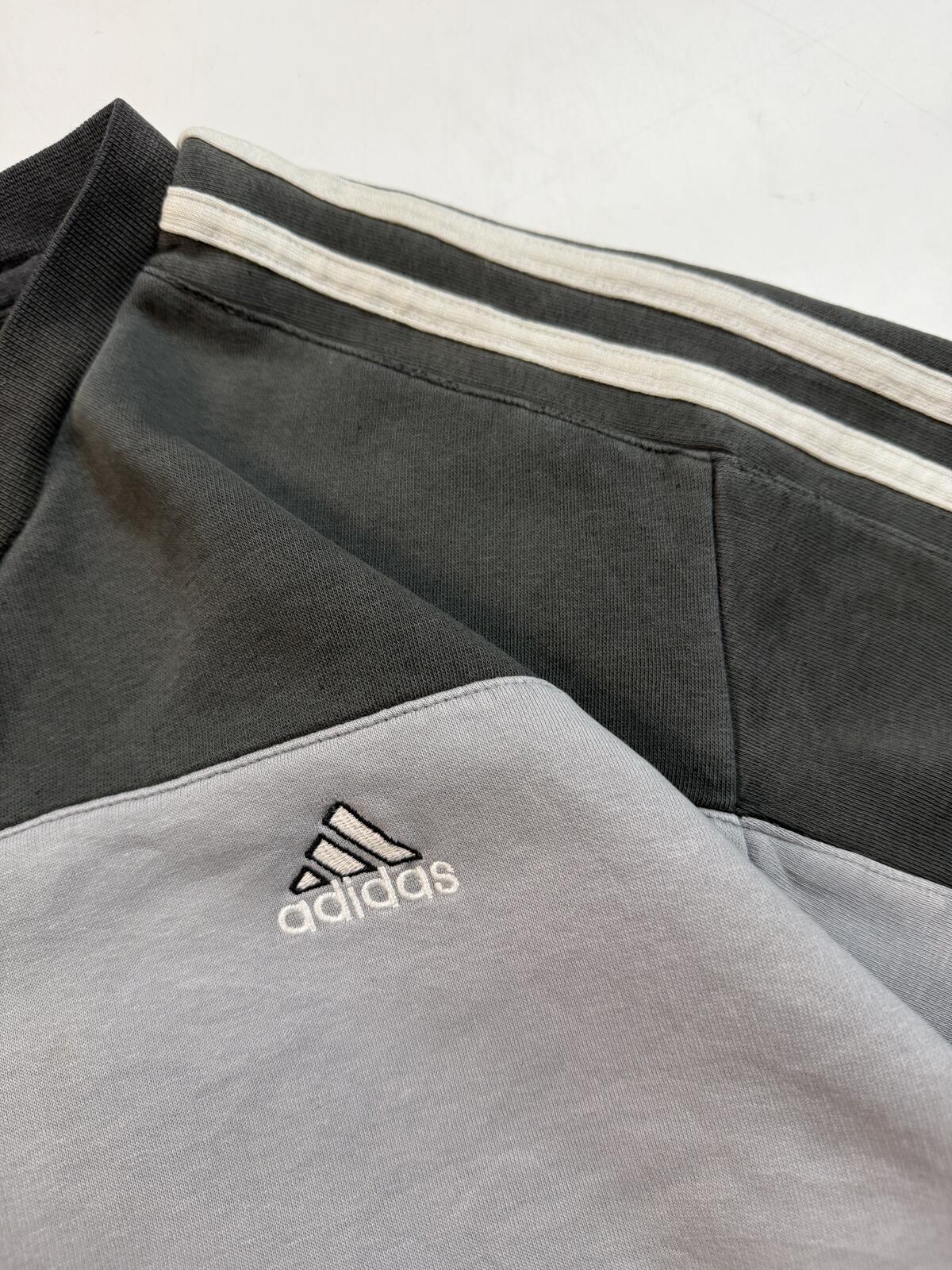 Vintage adidas small logo sweatshirt (M)
