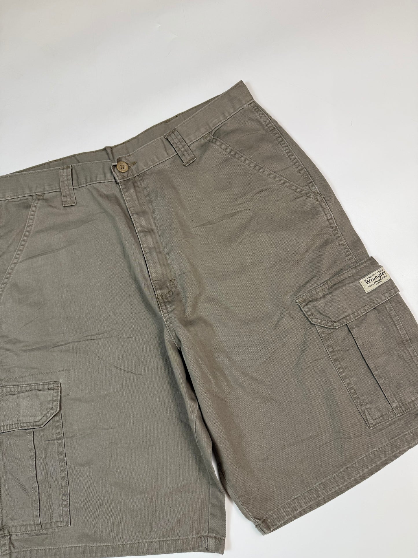 Wrangler baggy cargo shorts (W34)