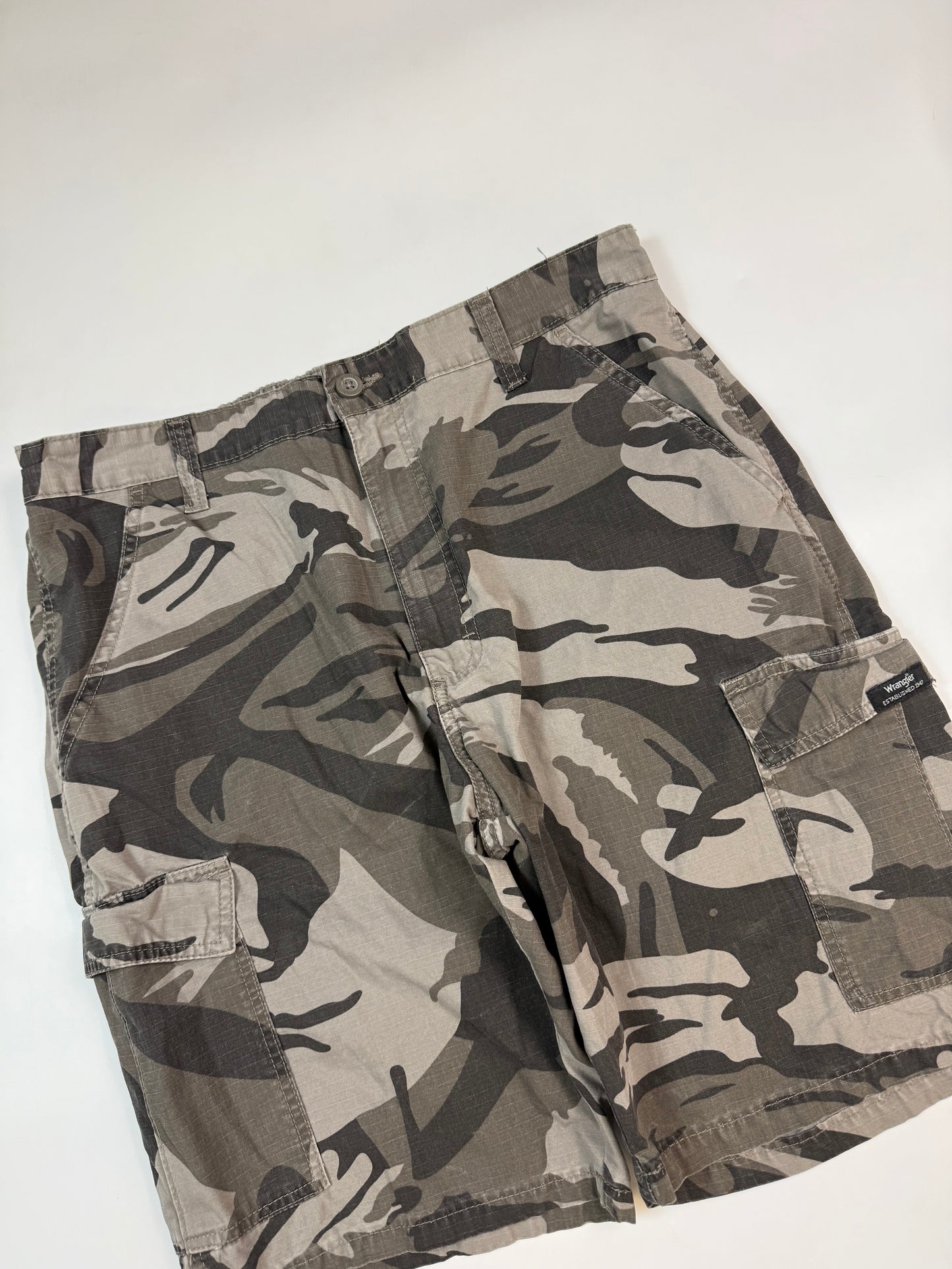 Wrangler camouflage baggy cargo shorts (W34)