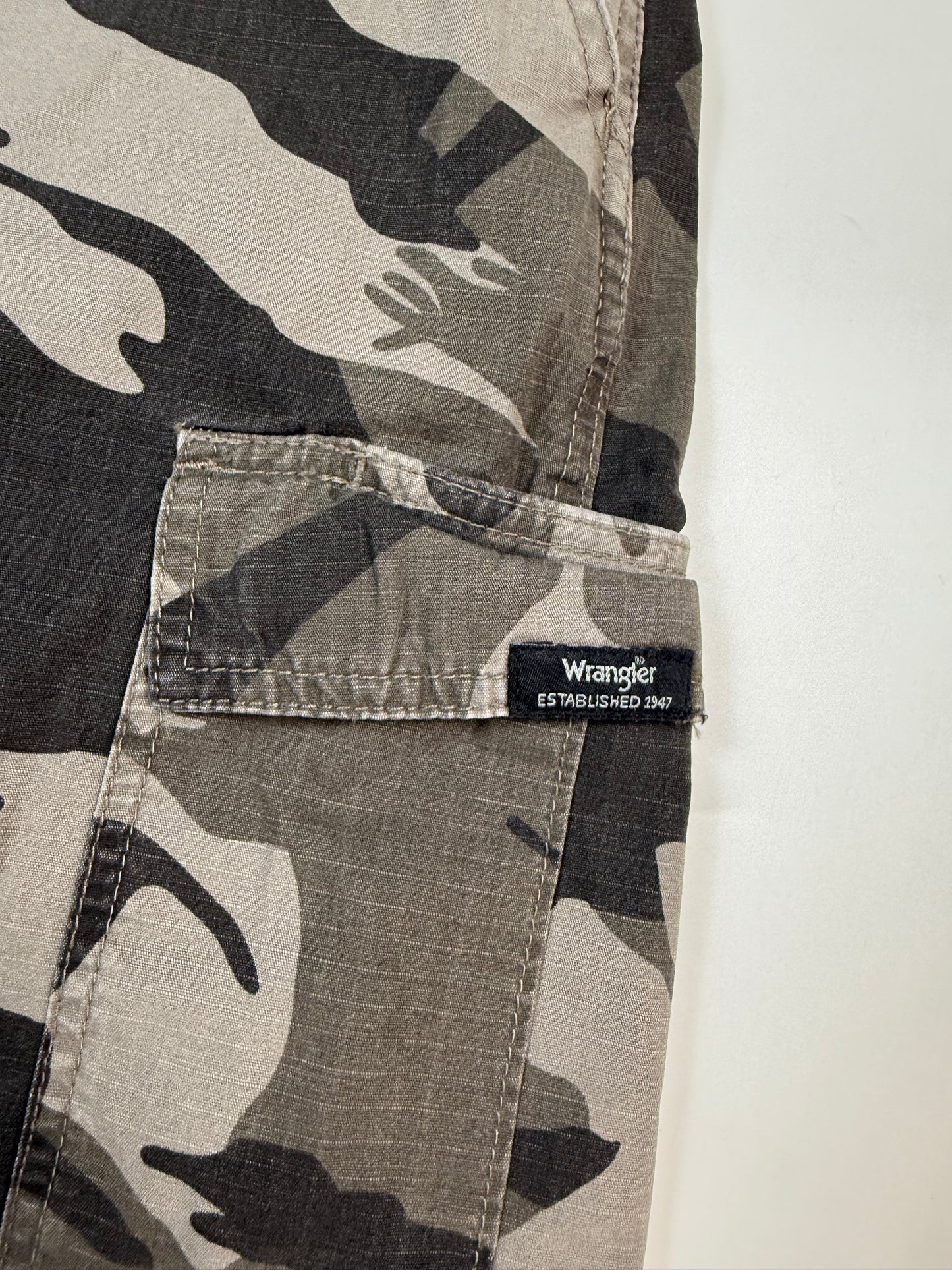Wrangler camouflage baggy cargo shorts (W34)