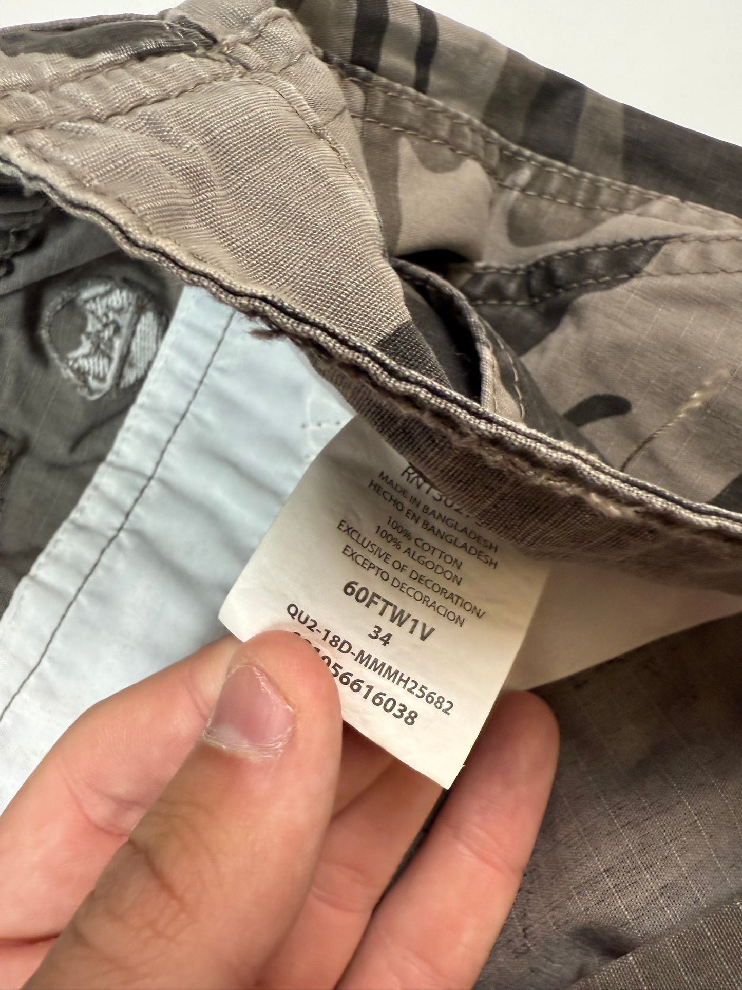 Wrangler camouflage baggy cargo shorts (W34)