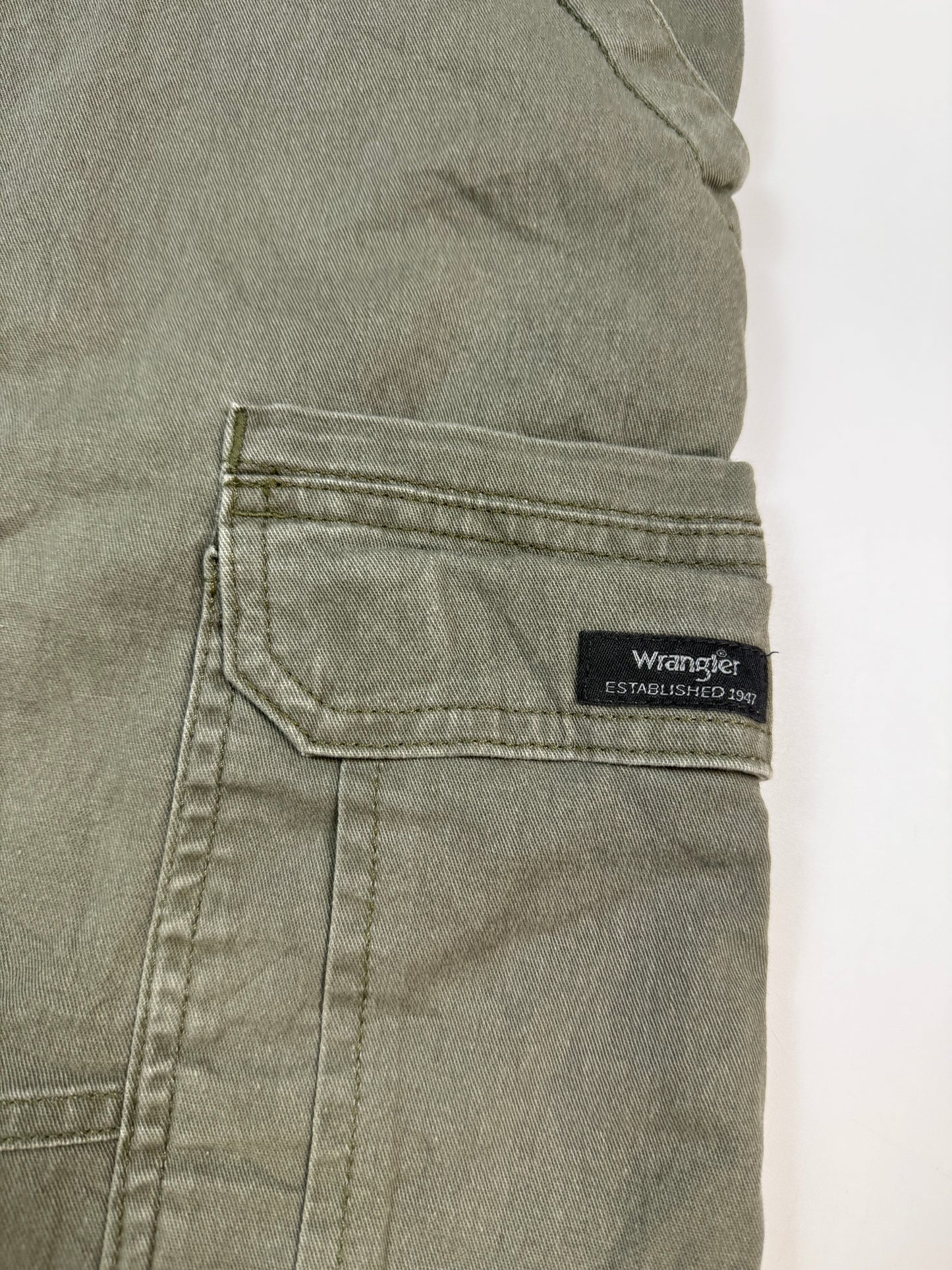 Wrangler baggy cargo shorts (W36)