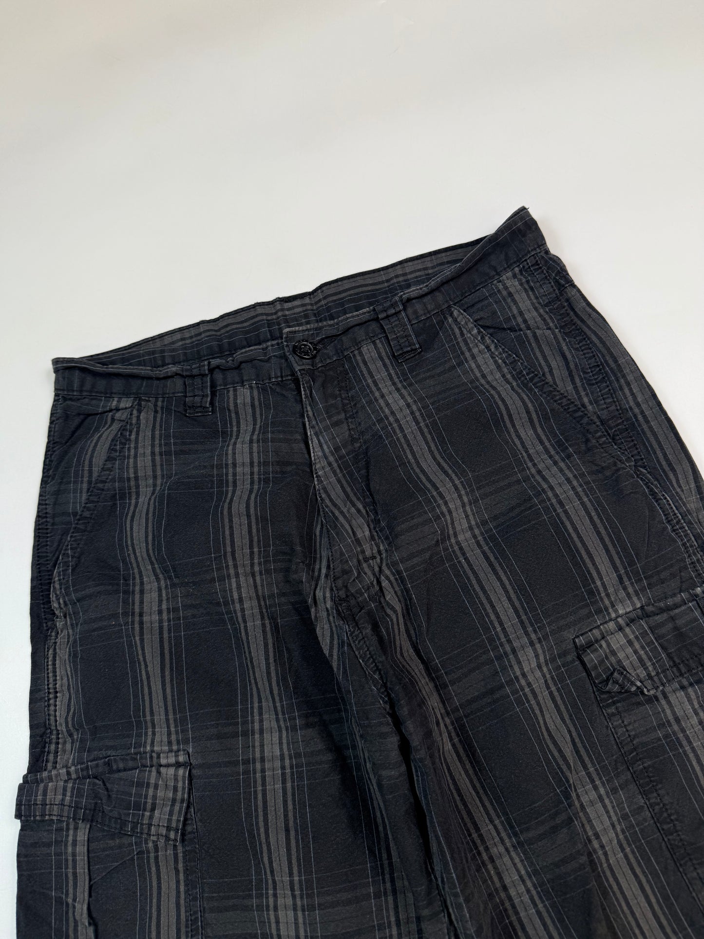 Wrangler baggy checkered cargo shorts (W30)