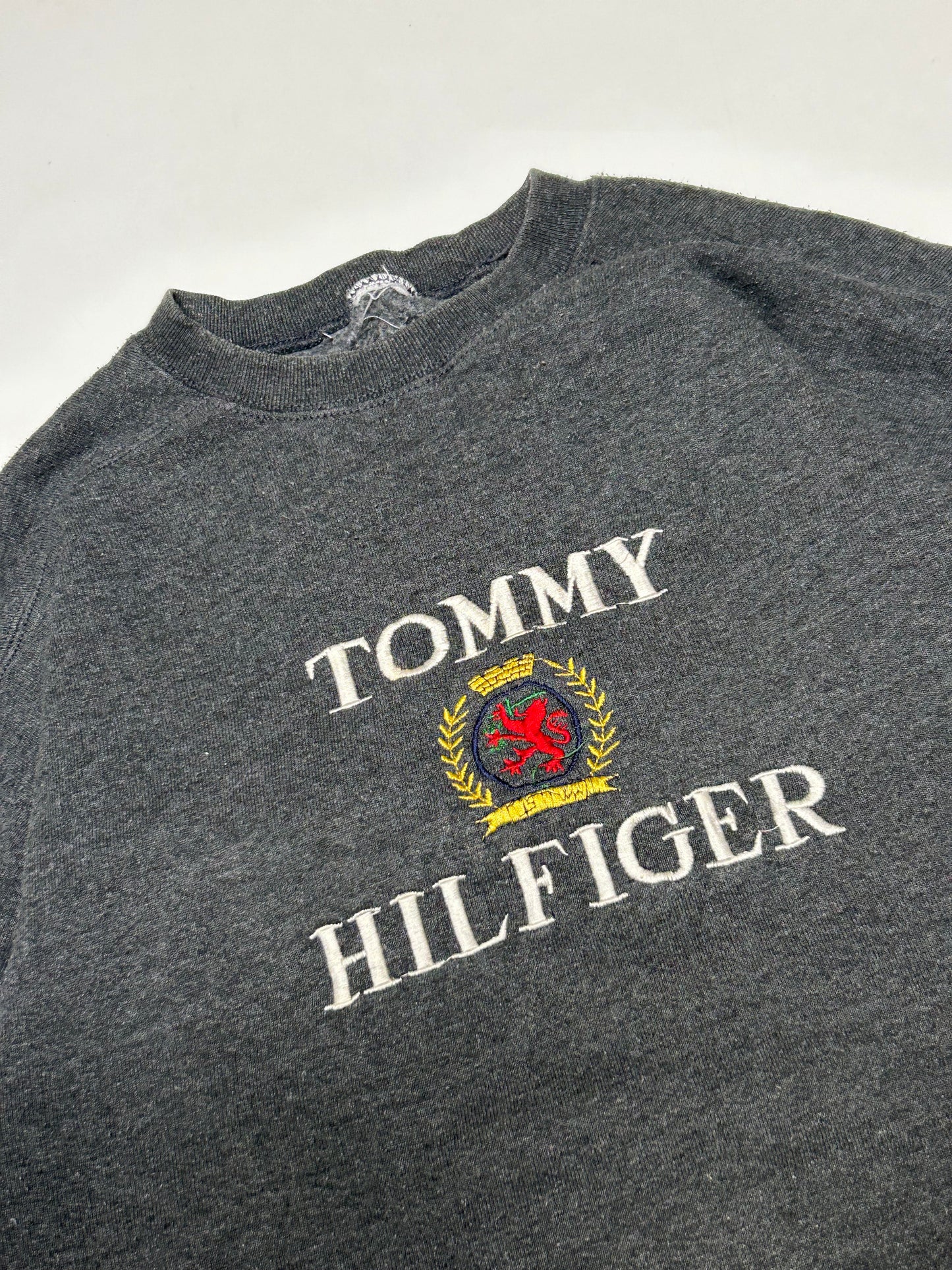 Vintage Tommy Hilfiger centre logo sweatshirt (M)