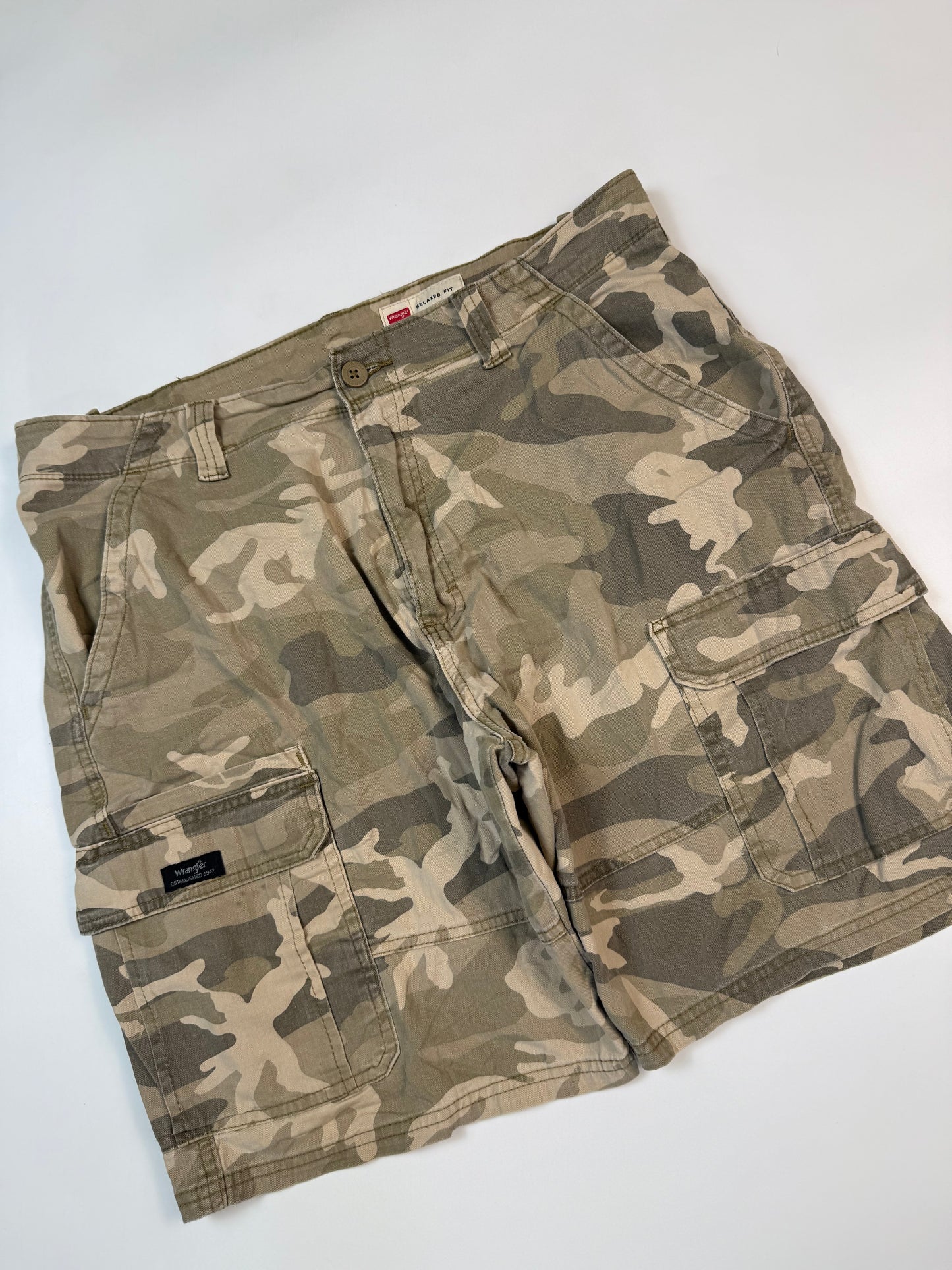 Wrangler baggy camouflage cargo shorts (W36)