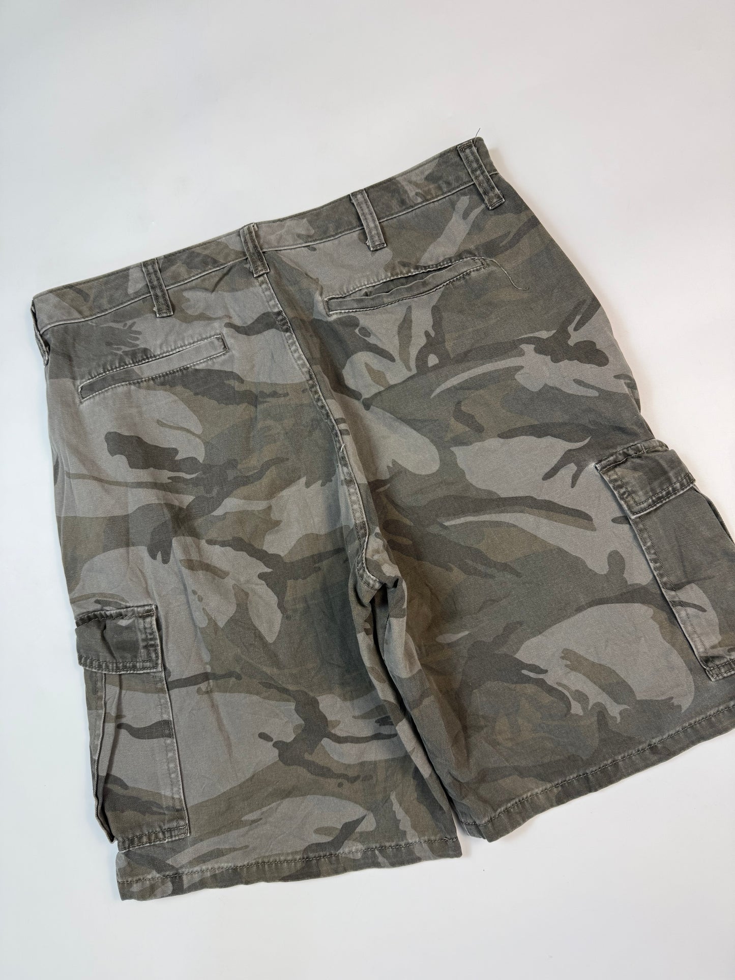 Wrangler baggy camouflage cargo shorts (W34)
