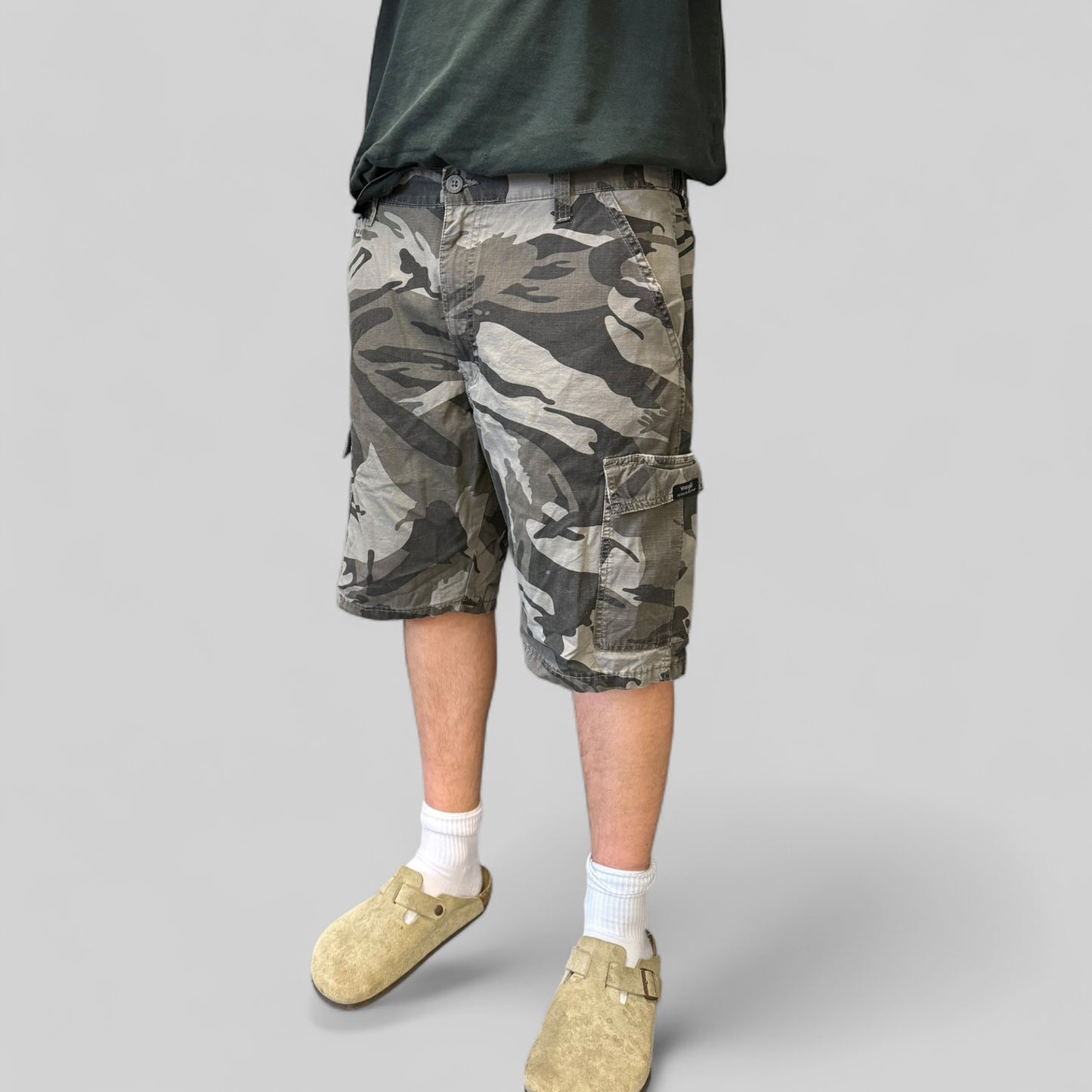 Wrangler camouflage baggy cargo shorts (W34)