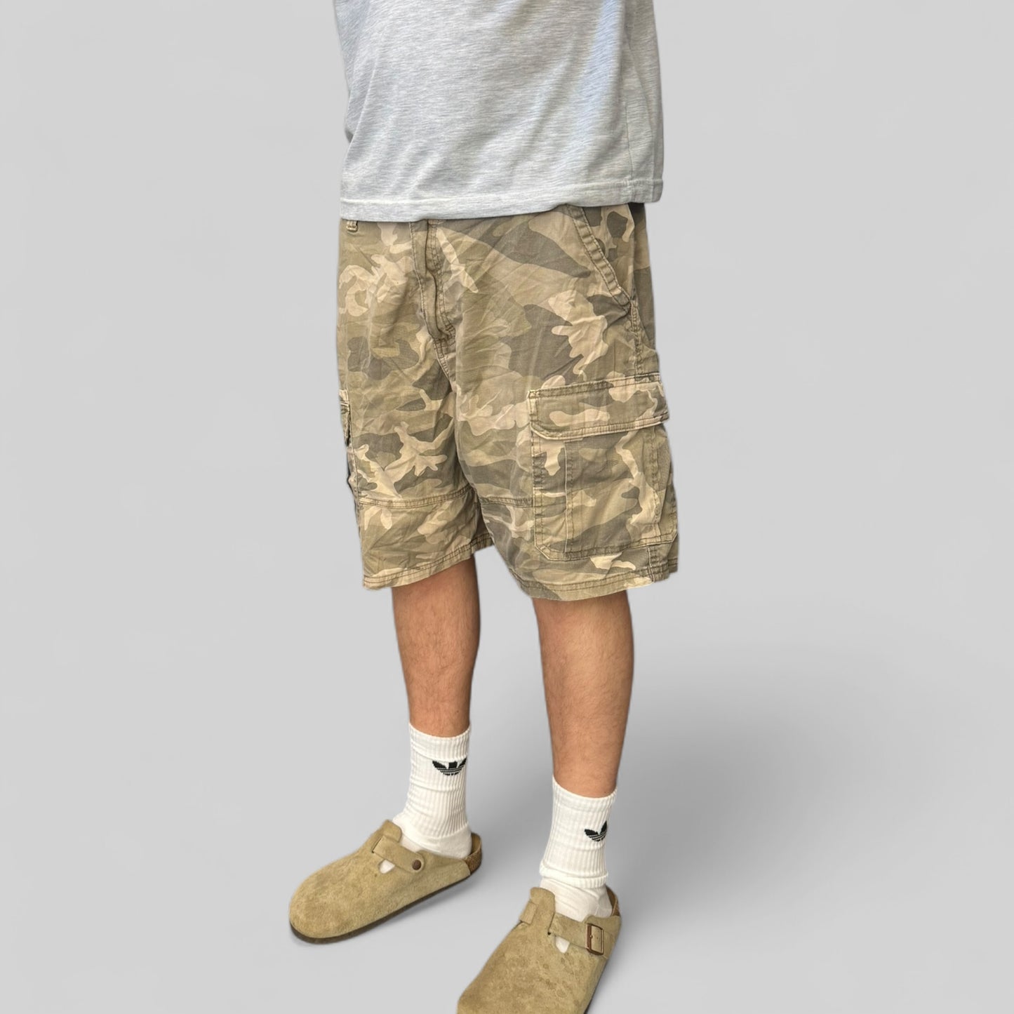 Wrangler baggy camouflage cargo shorts (W36)