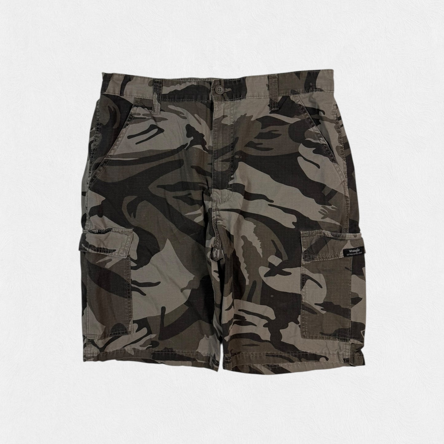 Wrangler camouflage baggy cargo shorts (W34)