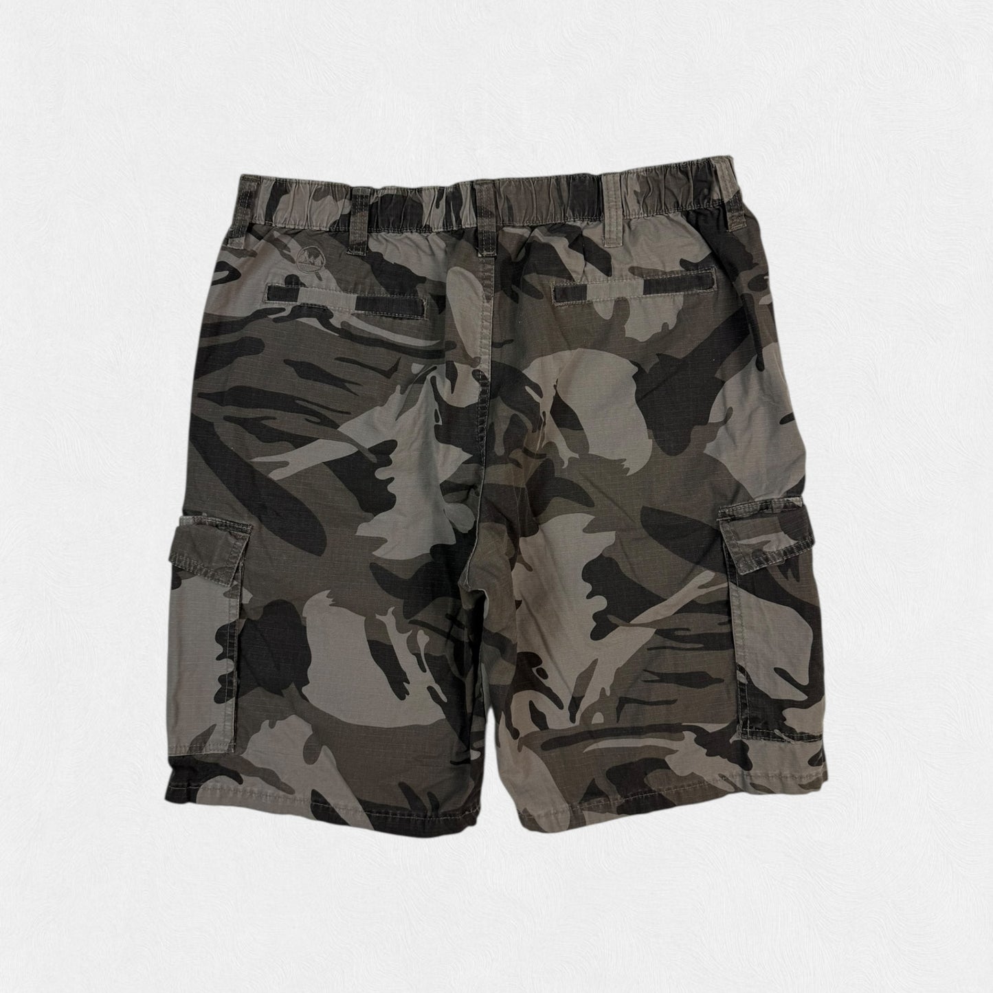 Wrangler camouflage baggy cargo shorts (W34)