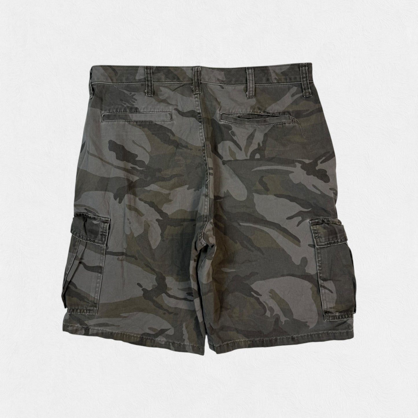 Wrangler baggy camouflage cargo shorts (W34)