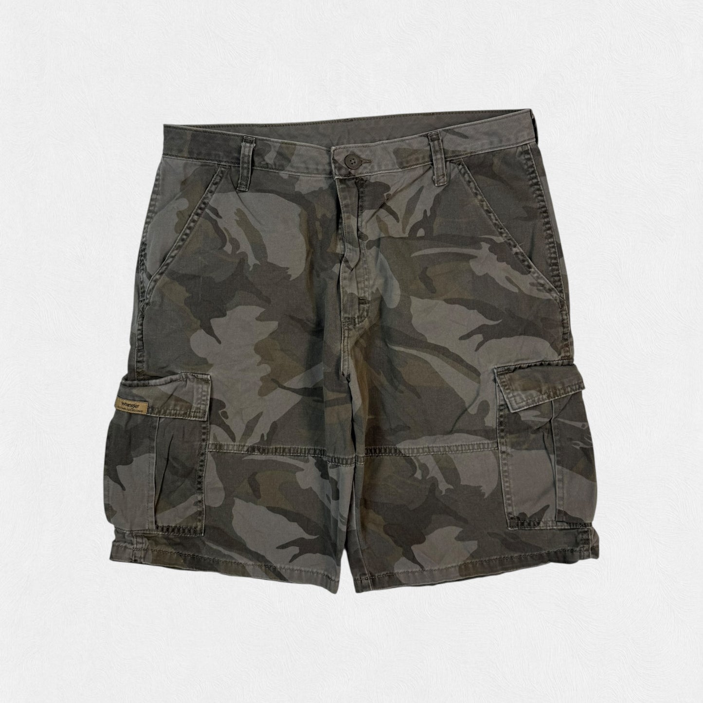 Wrangler baggy camouflage cargo shorts (W34)