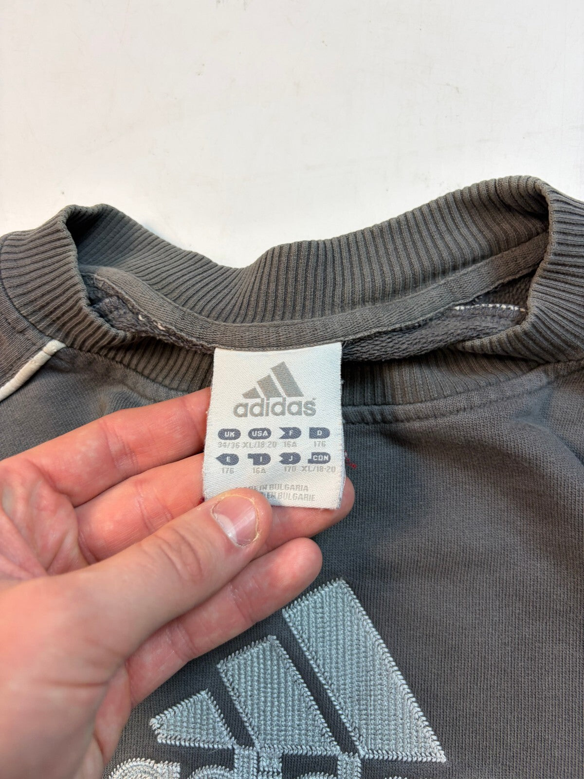Vintage Y2K Adidas centre logo sweatshirt (M)