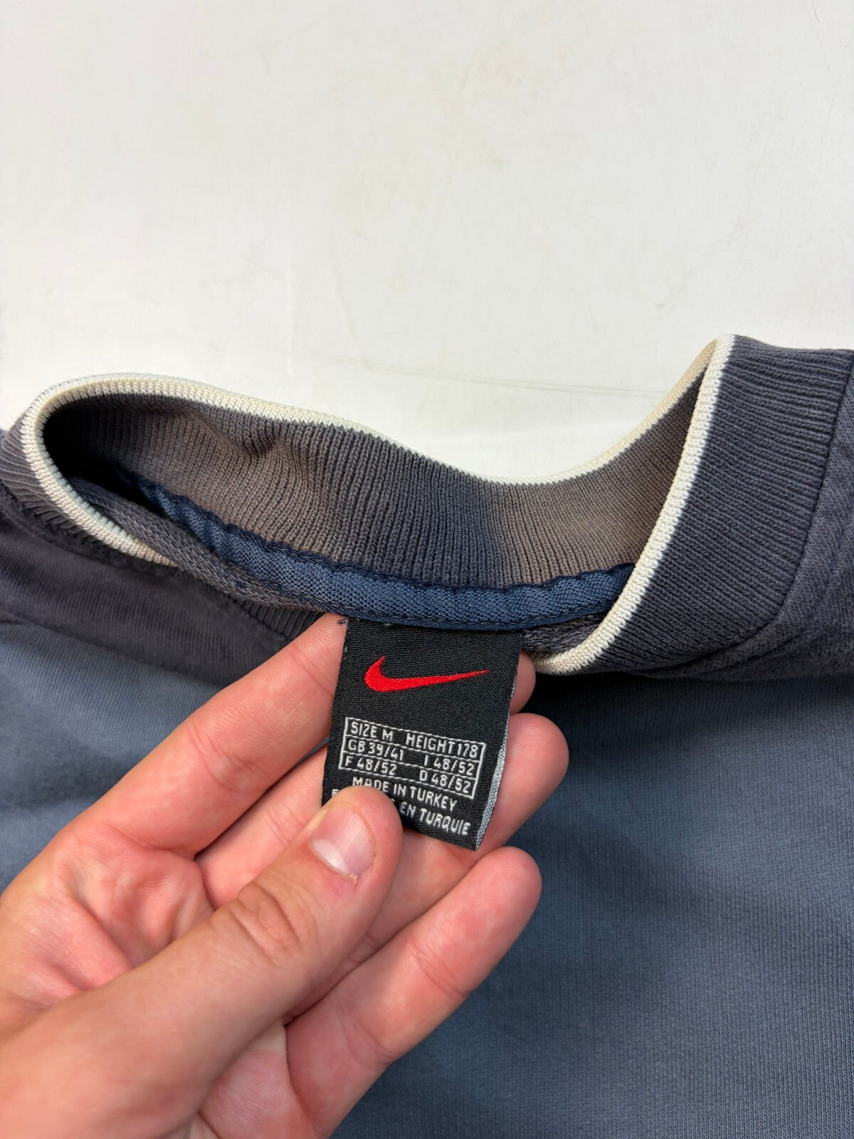 Vintage 90s Nike mini swoosh sweatshirt (M)