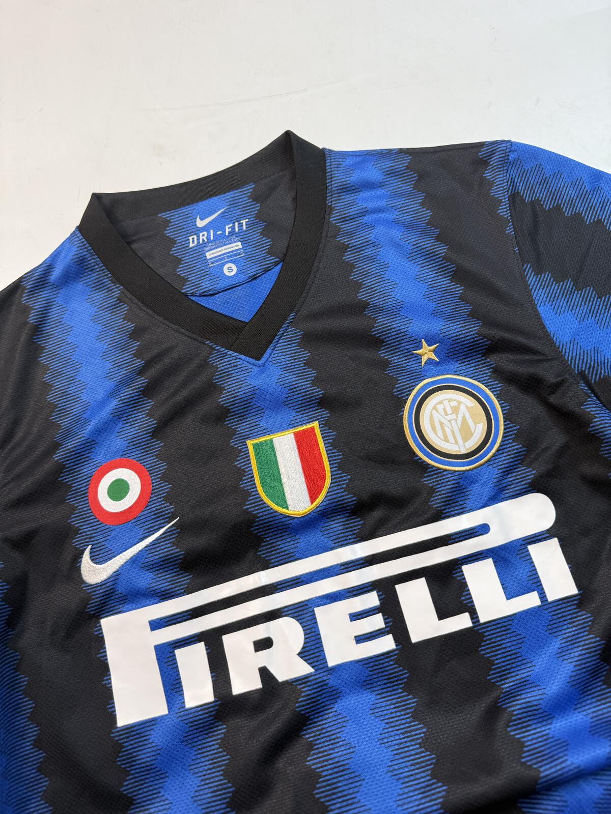 Inter Milan 2010/11 Nike Cambiasso football shirt (S)