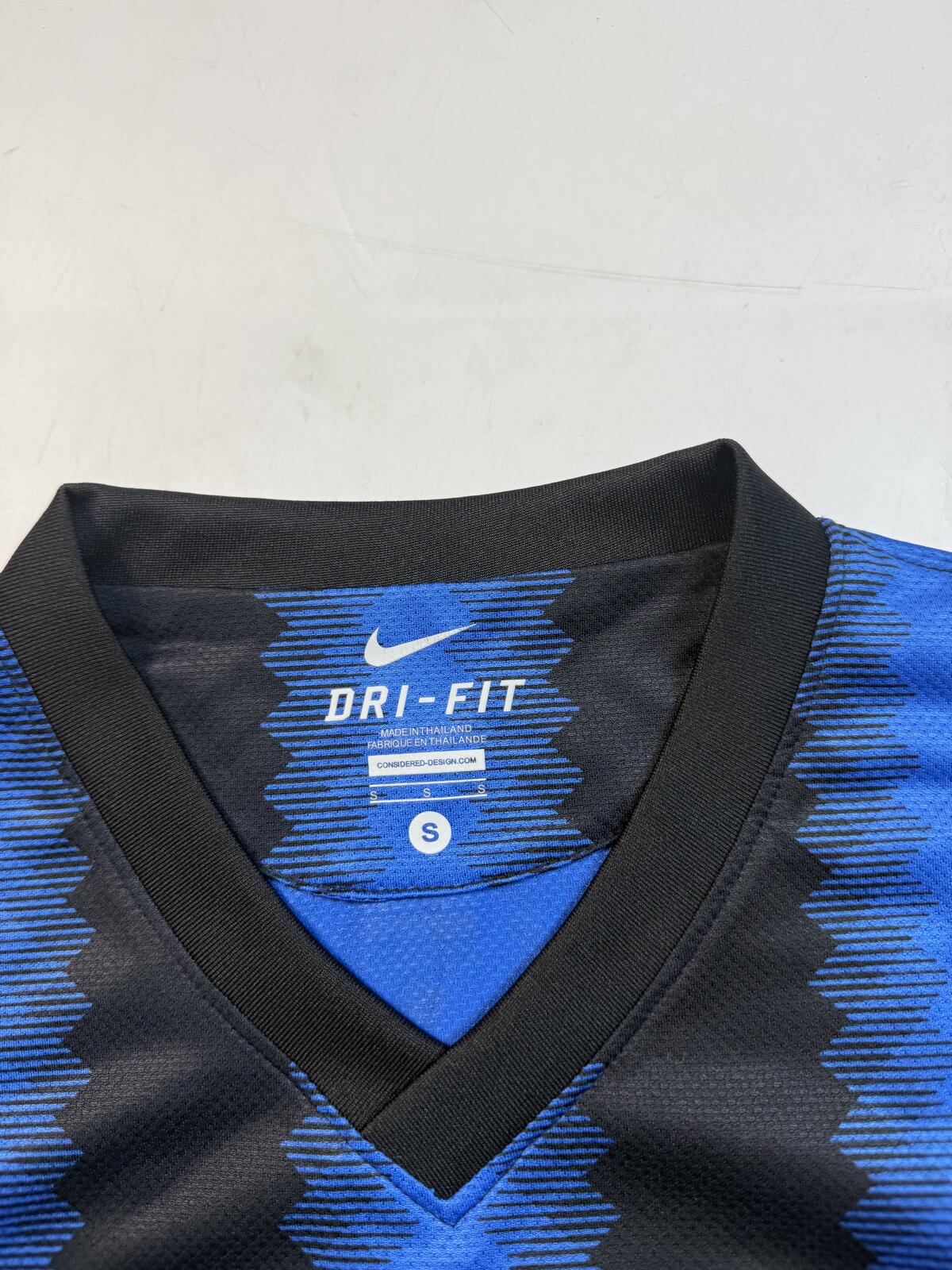 Inter Milan 2010/11 Nike Cambiasso football shirt (S)