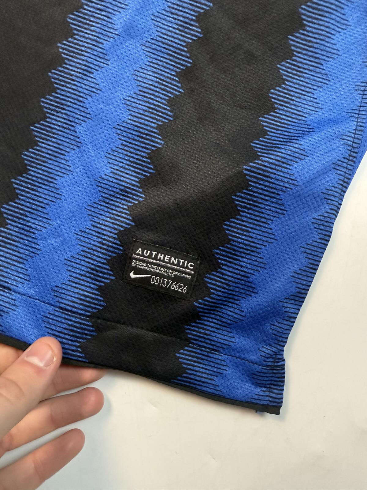 Inter Milan 2010/11 Nike Cambiasso football shirt (S)