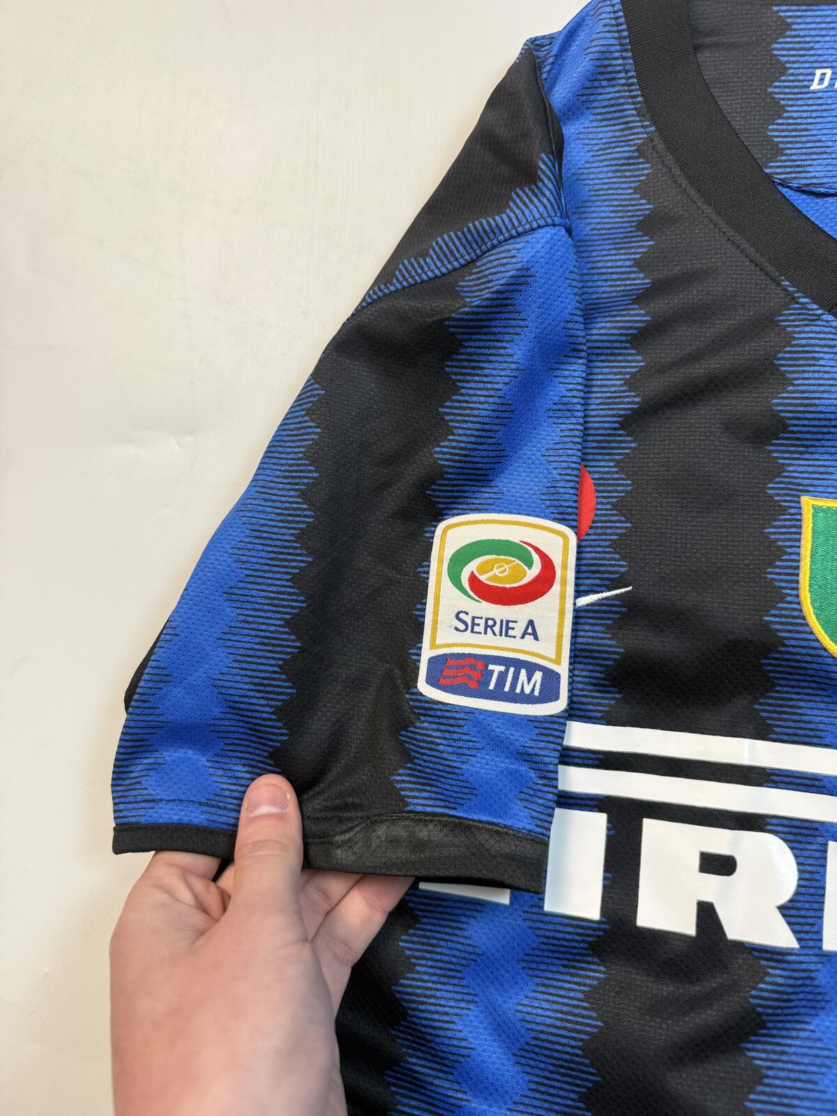 Inter Milan 2010/11 Nike Cambiasso football shirt (S)