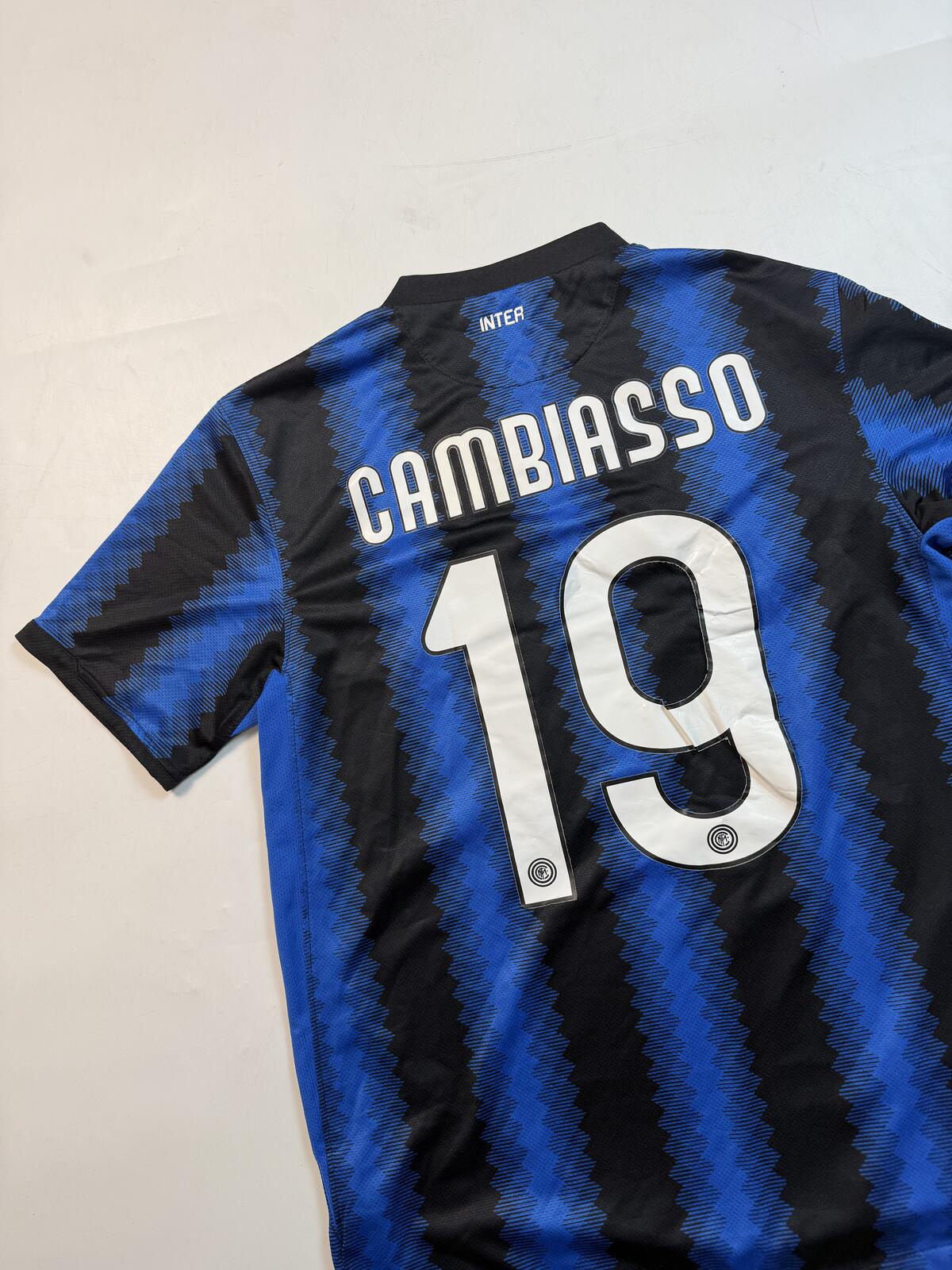 Inter Milan 2010/11 Nike Cambiasso football shirt (S)